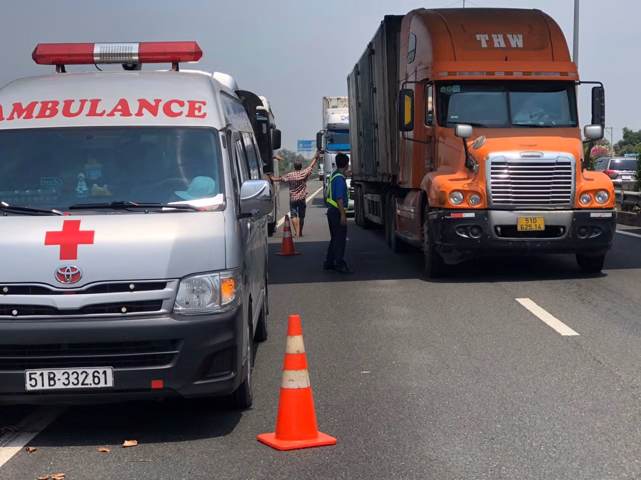 Ngay sau khi xảy ra tai nạn, lực lượng chức năng đã có mặt kịp thời đưa các nạn nhân đi bệnh viện cấp cứu; lên phương án cẩu phương tiện bị nạn ra phía đường gom. Ngay sau khi xảy ra tai nạn, lực lượng chức năng đã có mặt kịp thời đưa các nạn nhân đi bệnh viện cấp cứu; lên phương án cẩu phương tiện bị nạn ra phía đường gom.