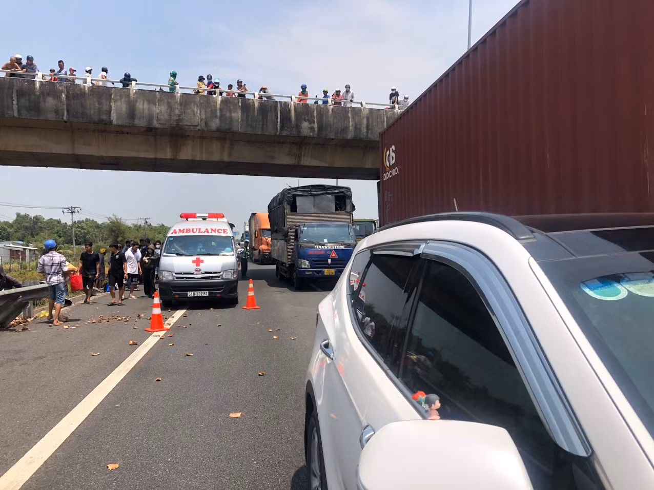 Được biết, mặt đường nơi xảy ra tai nạn êm thuận, hệ thống ATGT đầy đủ. Trong ảnh: Nhiều người dân hiếu kỳ đứng trên cầu vượt số 10 theo dõi vụ tai nạn. (Ảnh: HD) Được biết, mặt đường nơi xảy ra tai nạn êm thuận, hệ thống ATGT đầy đủ. Trong ảnh: Nhiều người dân hiếu kỳ đứng trên cầu vượt số 10 theo dõi vụ tai nạn. (Ảnh: HD)
