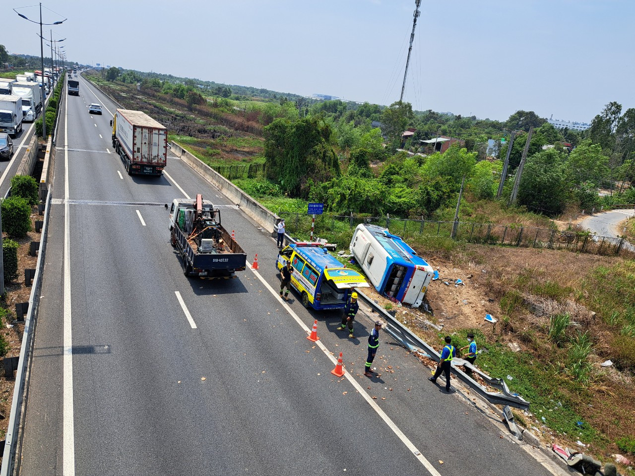 Khoảng 11h30 ngày 9/3 tại Km45+330 phải tuyến cao tốc TPHCM- Trung Lương, thuộc xã Tân Lý Đông, huyện Châu Thành, tỉnh Tiền Giang xảy ra vụ TNGT, xe ô tô khách loại 29 chỗ ngồi bị lạc lái va vào hộ lan tôn sóng rồi lao xuống taluy đường. Trong ảnh: Hiện trường vụ tai nạn. (Ảnh: HD)