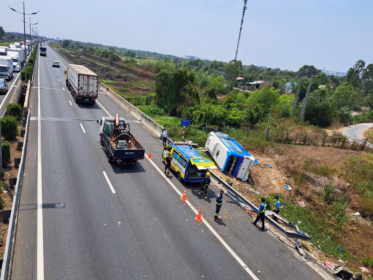 Khoảng 11h30 ngày 9/3 tại Km45+330 phải tuyến cao tốc TPHCM- Trung Lương, thuộc xã Tân Lý Đông, huyện Châu Thành, tỉnh Tiền Giang xảy ra vụ TNGT, xe ô tô khách loại 29 chỗ ngồi bị lạc lái va vào hộ lan tôn sóng rồi lao xuống taluy đường. Trong ảnh: Hiện trường vụ tai nạn. (Ảnh: HD) Khoảng 11h30 ngày 9/3 tại Km45+330 phải tuyến cao tốc TPHCM- Trung Lương, thuộc xã Tân Lý Đông, huyện Châu Thành, tỉnh Tiền Giang xảy ra vụ TNGT, xe ô tô khách loại 29 chỗ ngồi bị lạc lái va vào hộ lan tôn sóng rồi lao xuống taluy đường. Trong ảnh: Hiện trường vụ tai nạn. (Ảnh: HD)