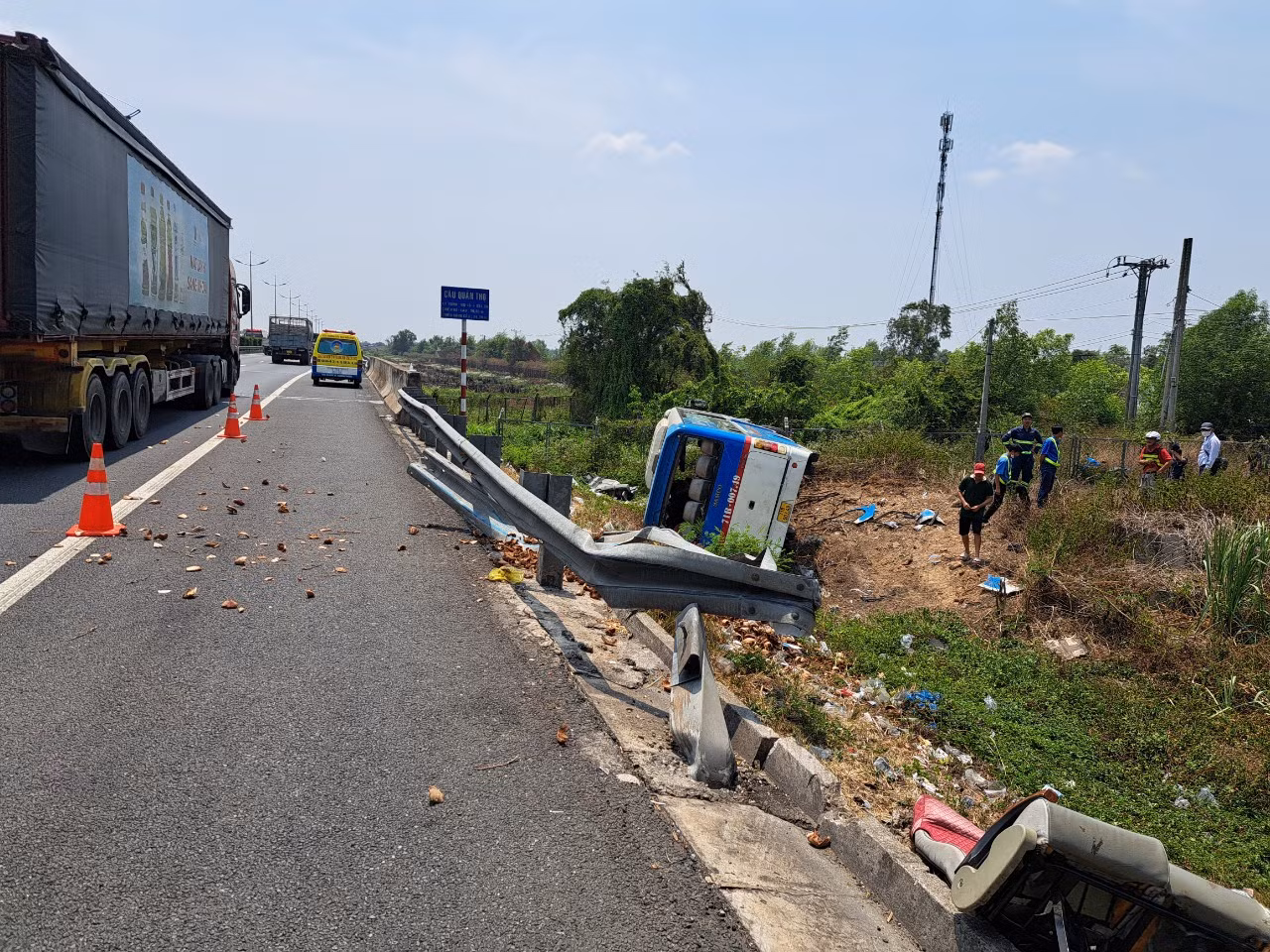 Vụ tai nạn làm 2 người bị thương nặng và một số người bị trầy xước nhẹ. Một số tài sản cao tốc (hộ lan tôn sóng) bị hư hỏng nhưng không gây ùn tắc giao thông.Trong ảnh: Chiếc xe khách 29 chỗ lật nằm nghiêng. (Ảnh: HD) Vụ tai nạn làm 2 người bị thương nặng và một số người bị trầy xước nhẹ. Một số tài sản cao tốc (hộ lan tôn sóng) bị hư hỏng nhưng không gây ùn tắc giao thông.Trong ảnh: Chiếc xe khách 29 chỗ lật nằm nghiêng. (Ảnh: HD)