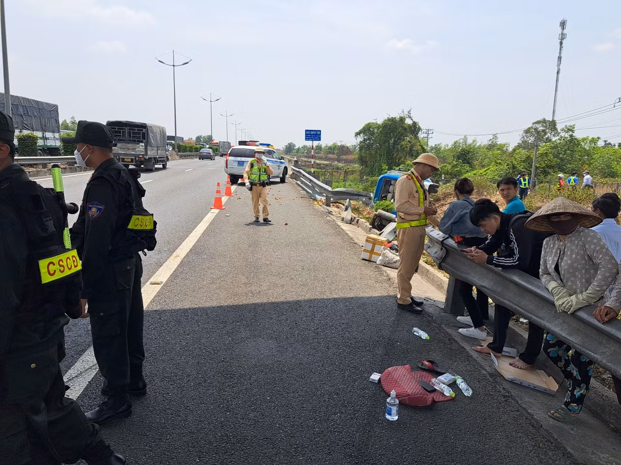 Lực lượng chức năng có mặt xử lý hiện trường. (Ảnh: HD) Lực lượng chức năng có mặt xử lý hiện trường. (Ảnh: HD)