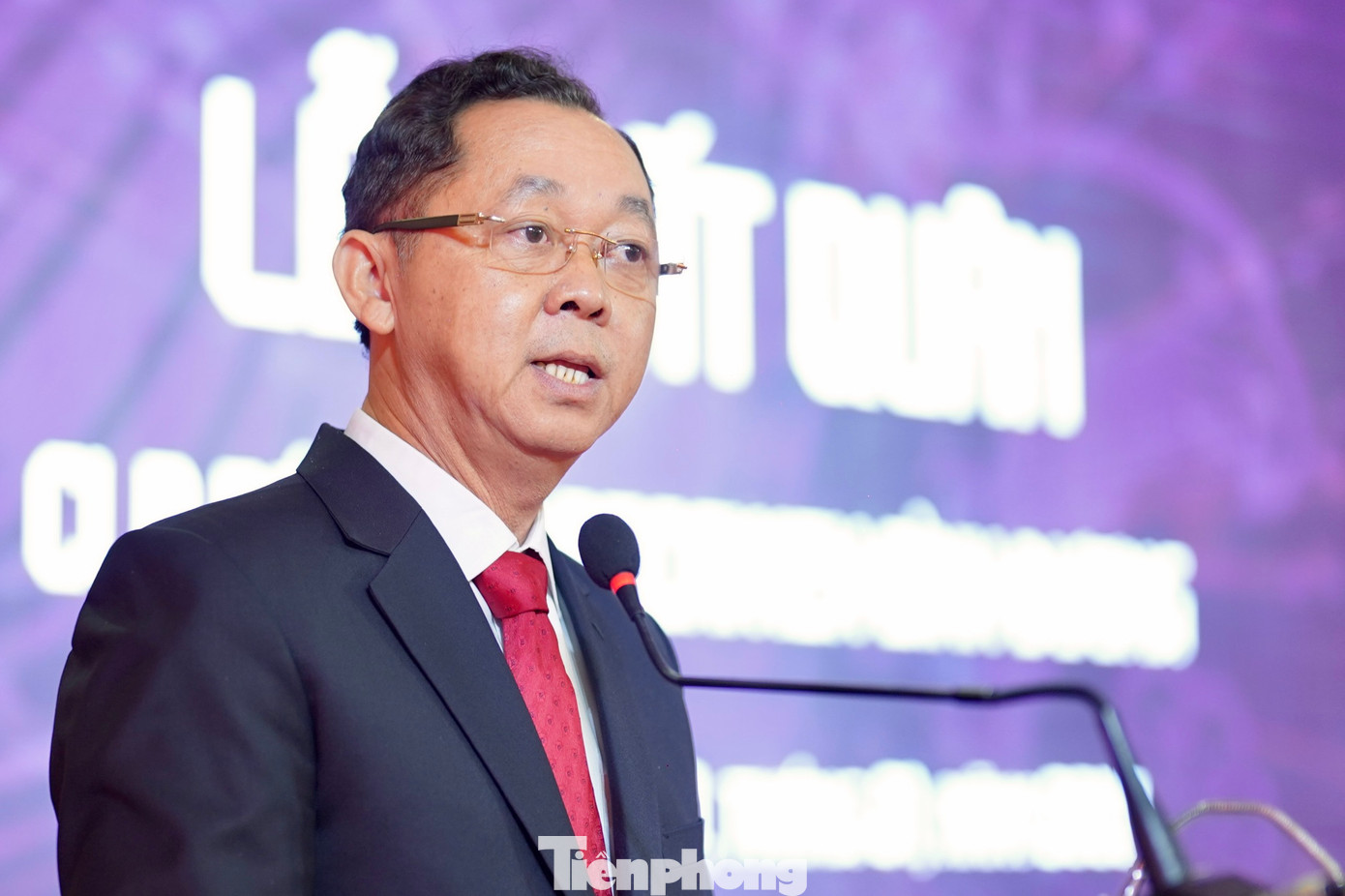 Chủ tịch CLB bóng đá Becamex Bình Dương Hồ Hồng Thạch. Chủ tịch CLB bóng đá Becamex Bình Dương Hồ Hồng Thạch.