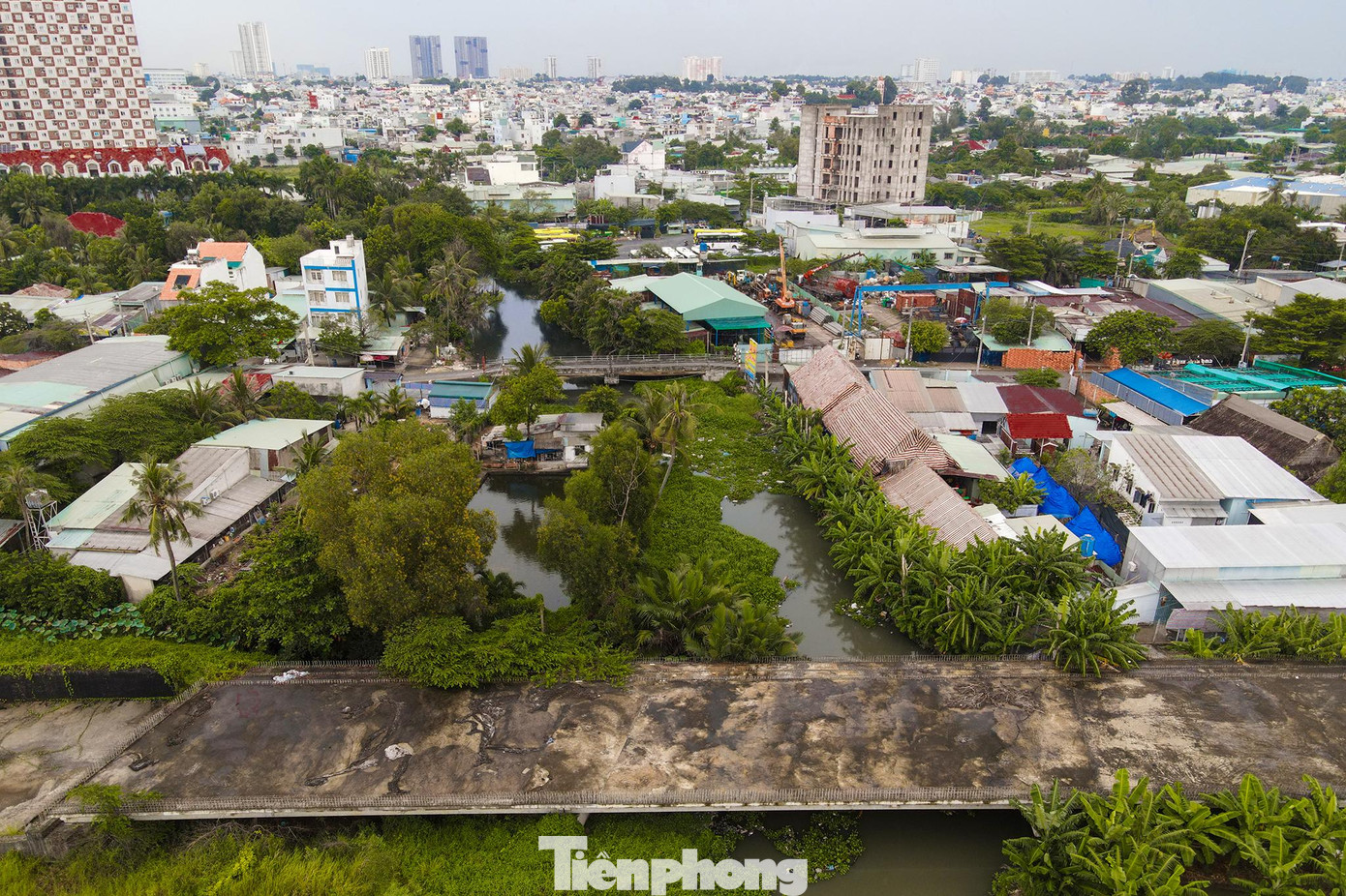 Dự án đường vành đai 2 có chiều dài hơn 64 km, quy mô 6-10 làn xe. Dự án kết nối vành đai ngoại thành từ đại lộ Nguyễn Văn Linh qua nút giao Mỹ Thủy (quận 2 cũ) qua cầu Phú Hữu (quận 9 cũ), kết nối với xa lộ Hà Nội, tuyến Phạm Văn Đồng và quốc lộ 1A (đoạn qua quận Thủ Đức cũ). Dự án đường vành đai 2 có chiều dài hơn 64 km, quy mô 6-10 làn xe. Dự án kết nối vành đai ngoại thành từ đại lộ Nguyễn Văn Linh qua nút giao Mỹ Thủy (quận 2 cũ) qua cầu Phú Hữu (quận 9 cũ), kết nối với xa lộ Hà Nội, tuyến Phạm Văn Đồng và quốc lộ 1A (đoạn qua quận Thủ Đức cũ).