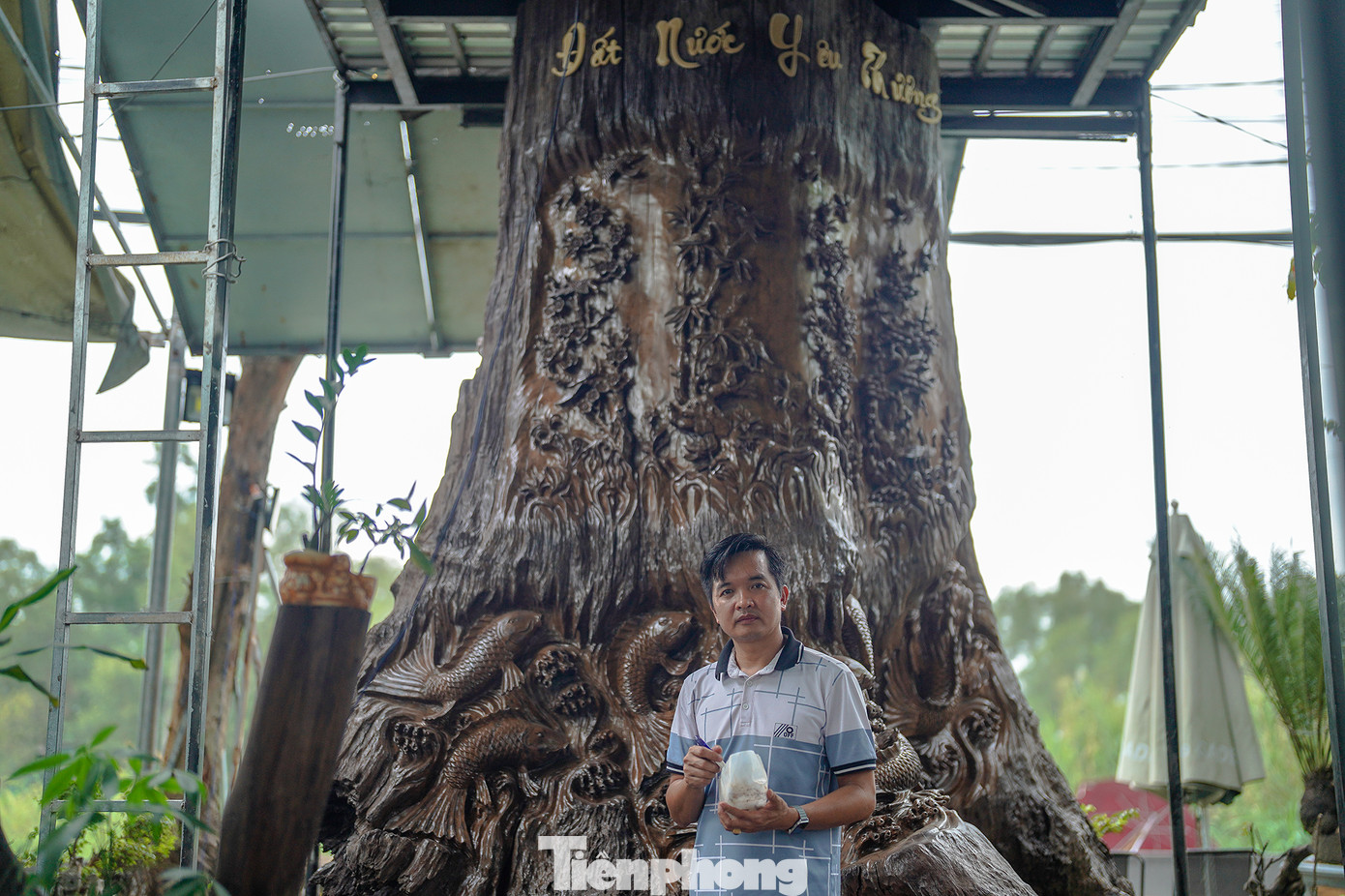 Mặt sau tác phẩm "Đất nước yêu thương" là cụm tranh Tứ quý "Mai, Lan, Cúc, Trúc". Tranh Tứ quý đại diện cho bốn mùa xuân, hạ, thu, đông, đại diện cốt cách, chí khí ý của người quân tử, vừa là sự thịnh vượng, may mắn, vừa mang lại hy vọng trong cuộc sống. Mặt sau tác phẩm "Đất nước yêu thương" là cụm tranh Tứ quý "Mai, Lan, Cúc, Trúc". Tranh Tứ quý đại diện cho bốn mùa xuân, hạ, thu, đông, đại diện cốt cách, chí khí ý của người quân tử, vừa là sự thịnh vượng, may mắn, vừa mang lại hy vọng trong cuộc sống.