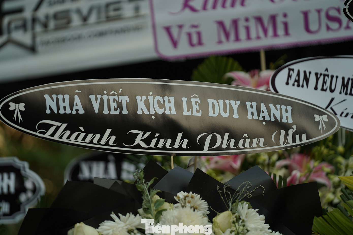 Nhiều nghệ sĩ tên tuổi gửi vòng hoa viếng NSƯT Vũ Linh.