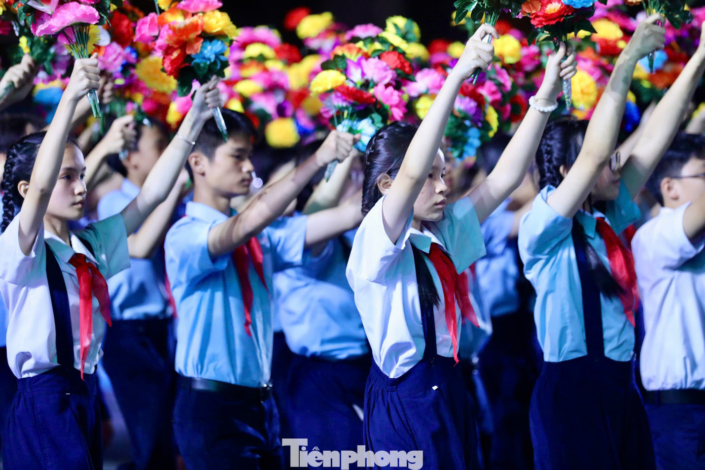 Thiếu nhi Việt Nam tham gia buổi tổng hợp luyện diễu binh, diễu hành chuẩn bị Lễ Kỷ niệm 50 năm Ngày Giải phóng miền Nam, thống nhất đất nước.