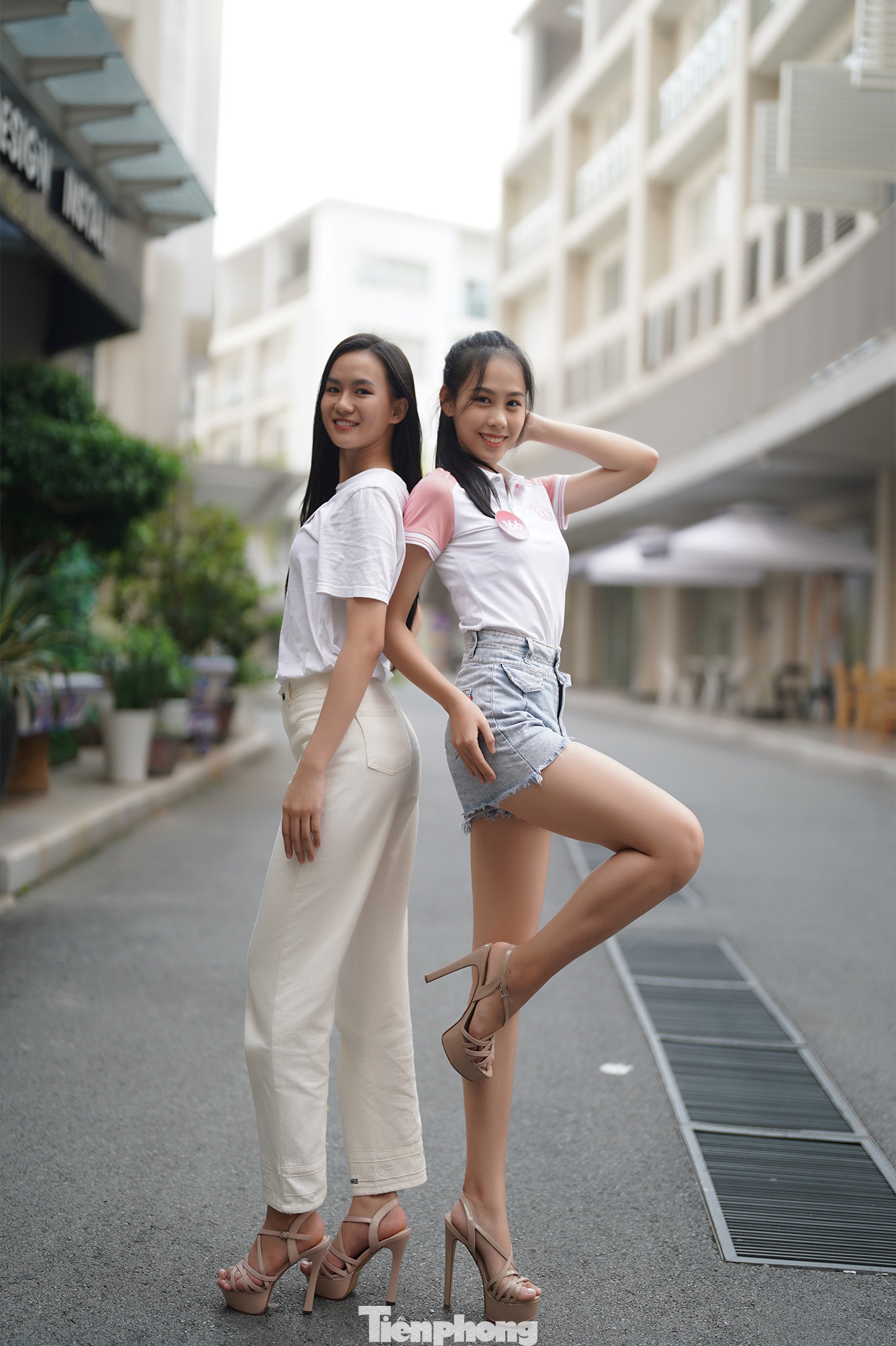 Á hậu Ngọc Hằng cùng Top 35 Hoa hậu Việt Nam Trần Thị Hồng Nhung tranh thủ tạo dáng trước khi bước vào buổi tập luyện cho đêm chung kết.