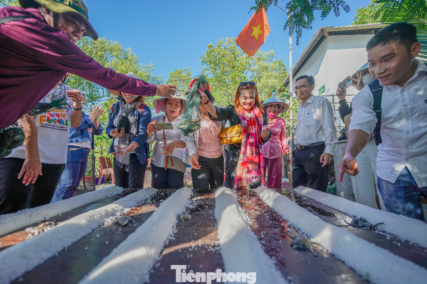 Hộ của chị Bùi Thị Đẹp thì cung cấp cho du khách sự trải nghiệm độc đáo hơn là tham gia đua... bạch tuộc, cúm (một loại cùng họ với cua).