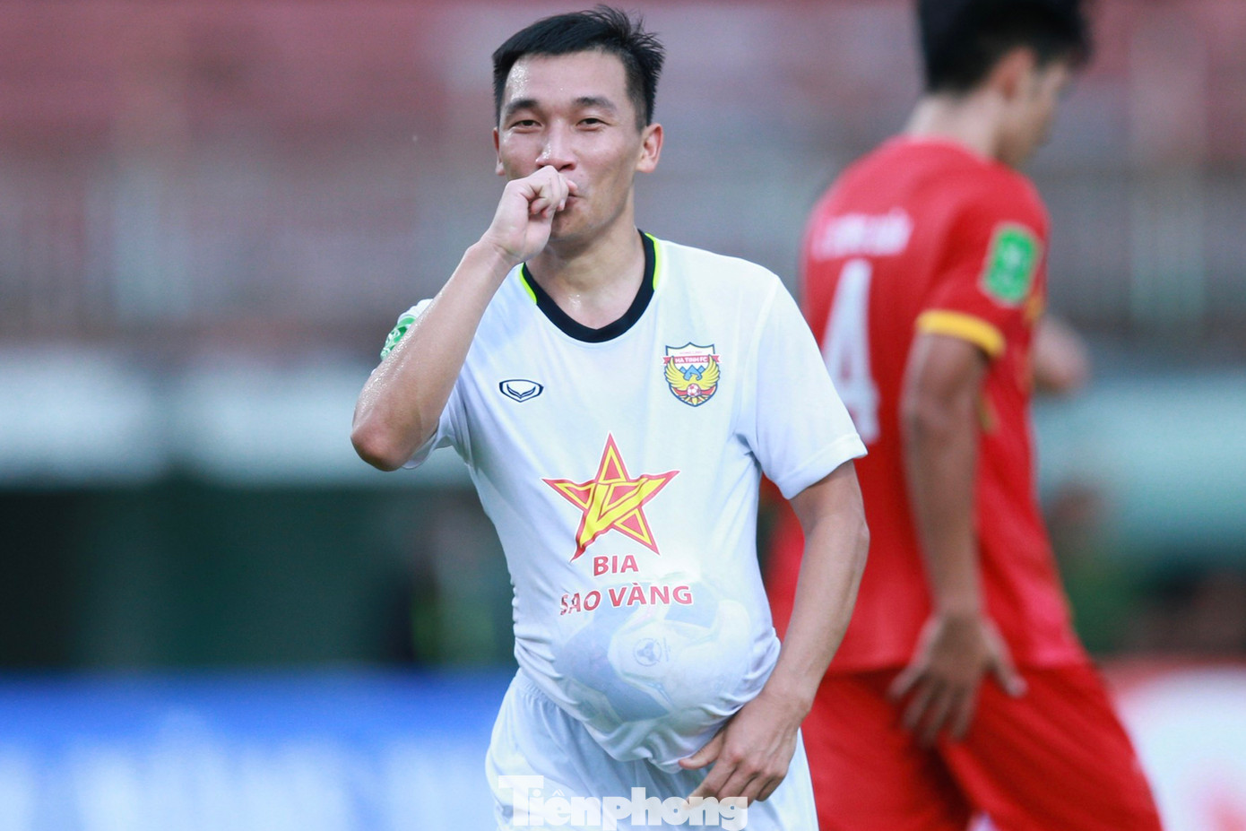 CLB Hà Tĩnh có thêm 3 bàn thắng vào lưới thủ thành Hoàng Minh Tiến, bao gồm pha lập công của "lão tướng" Nguyễn Trọng Hoàng và Huỳnh Tấn Tài khi vào sân từ băng ghế dự bị ở hiệp 2. Những nỗ lực của Long An giúp họ có bàn danh dự ở phút 65, do công cầu thủ trẻ Trần Hữu Đăng.