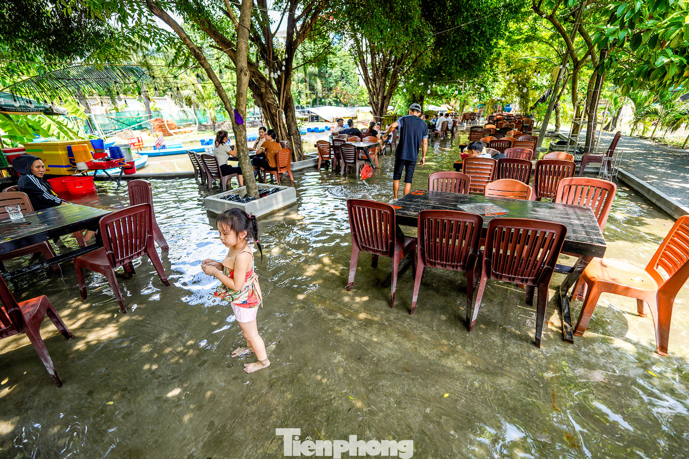 Với những du khách vãng lai, không vào quán ăn uống cũng có thể đến trải nghiệm "mùa nước nổi" miễn phí.