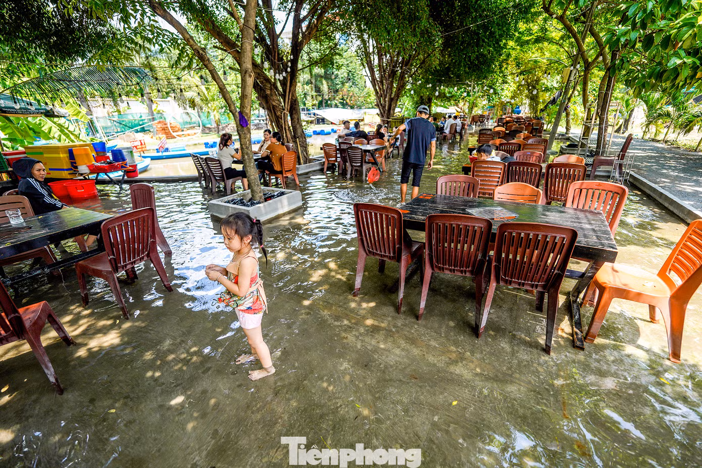 Với những du khách vãng lai, không vào quán ăn uống cũng có thể đến trải nghiệm "mùa nước nổi" miễn phí.
