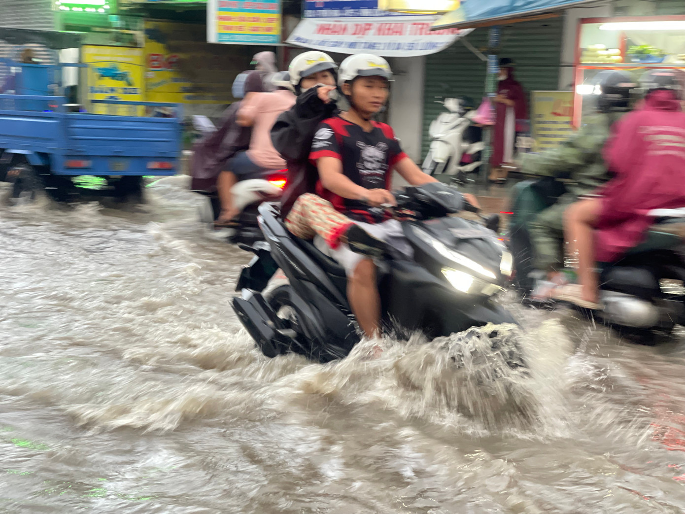 Nước ngập trắng khuôn viên một công ty. Tuyến đường N1 trong Khu công nghiệp (KCN) Tân Bình ngập mênh mông. Nhiều tuyến đường trong KCN Tân Bình cũng bị ngập sâu. Cơn mưa kèm dông lốc khiến hàng rào công trường trong KCN Tân Bình đổ sập. Nhiều đoạn chìm trong biển nước khiến gây khó khăn trong việc đi lại và sinh hoạt của người dân. Nước ngập trắng khuôn viên một công ty. Tuyến đường N1 trong Khu công nghiệp (KCN) Tân Bình ngập mênh mông. Nhiều tuyến đường trong KCN Tân Bình cũng bị ngập sâu. Cơn mưa kèm dông lốc khiến hàng rào công trường trong KCN Tân Bình đổ sập. Nhiều đoạn chìm trong biển nước khiến gây khó khăn trong việc đi lại và sinh hoạt của người dân.
