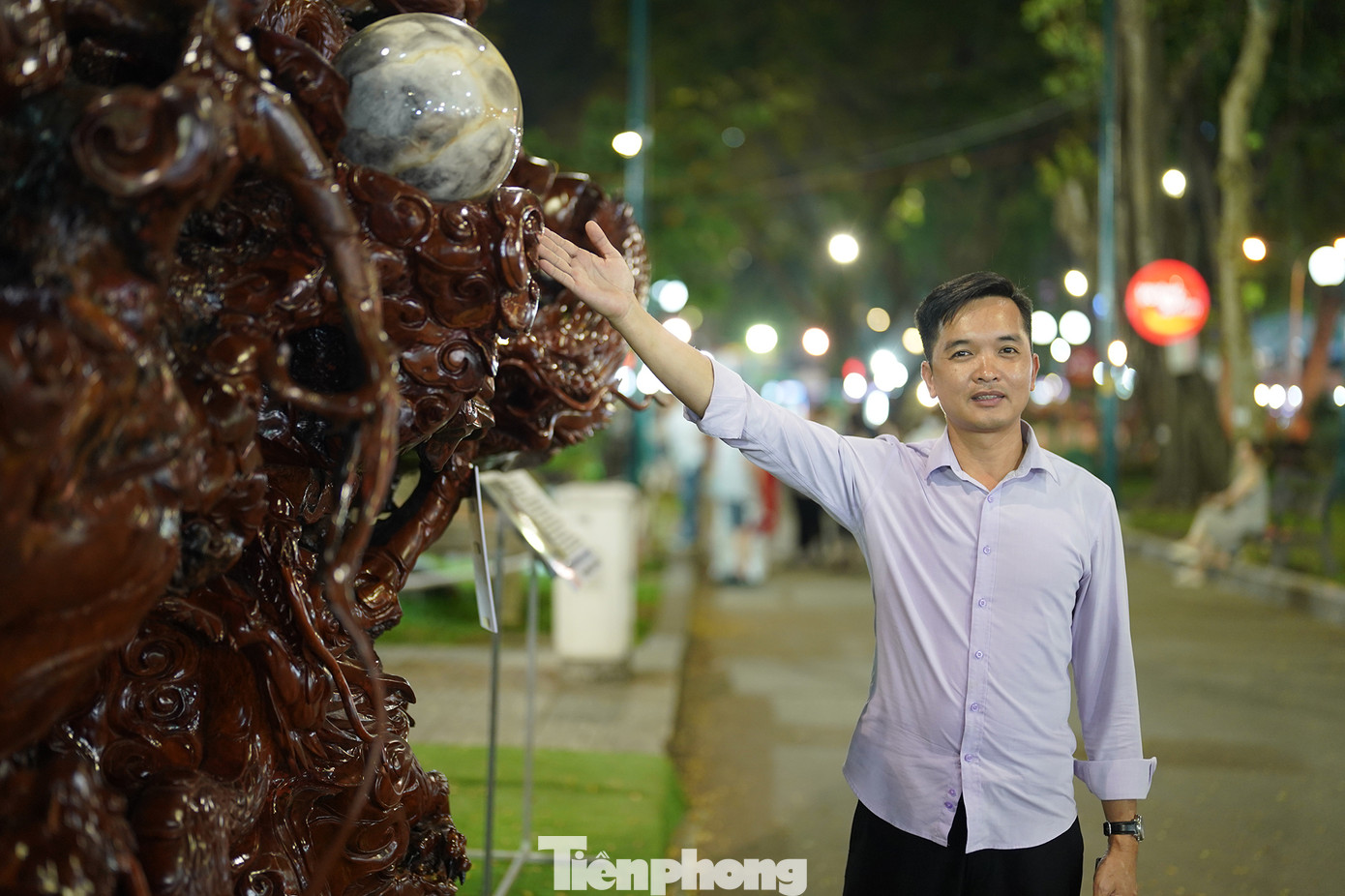 Anh Nguyễn Trường Tiến, chủ nhân bộ ba tác phẩm &quot;Cửu Long Tranh Châu&quot;. &quot;Hiện tại, tôi sở hữu một tác phẩm ngang 6m, cao 2,9m, sâu 1,2m (đã được xác lập Kỷ lục Việt Nam). Tác phẩm thứ hai ngang 3,1m, cao 4,7m, sâu 1,7m. Tác phẩm thứ ba ngang 7,4m, cao 3,1m, sâu 1,8m. Tôi đang hướng tới tham gia xác lập kỷ lục châu Á rễ cây nghệ thuật lớn nhất cho tác phẩm của mình. Trong đó tác phẩm “Cửu Long Tranh Châu” với kích thước ngang 7,4m, cao 3,1m, sâu 1,8 sẽ xin xác lập Kỷ lục châu Á vào năm 2023&quot;, anh Tiến chia sẻ.