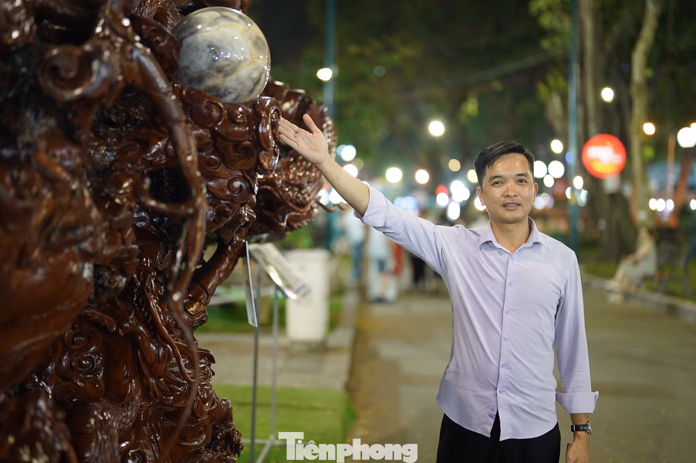 Anh Nguyễn Trường Tiến, chủ nhân bộ ba tác phẩm "Cửu Long Tranh Châu". "Hiện tại, tôi sở hữu một tác phẩm ngang 6m, cao 2,9m, sâu 1,2m (đã được xác lập Kỷ lục Việt Nam). Tác phẩm thứ hai ngang 3,1m, cao 4,7m, sâu 1,7m. Tác phẩm thứ ba ngang 7,4m, cao 3,1m, sâu 1,8m. Tôi đang hướng tới tham gia xác lập kỷ lục châu Á rễ cây nghệ thuật lớn nhất cho tác phẩm của mình. Trong đó tác phẩm “Cửu Long Tranh Châu” với kích thước ngang 7,4m, cao 3,1m, sâu 1,8 sẽ xin xác lập Kỷ lục châu Á vào năm 2023", anh Tiến chia sẻ.