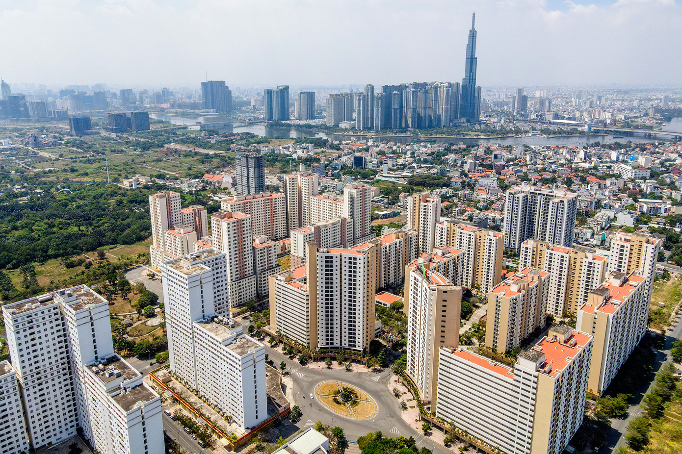 Với diện tích 38,4 ha và hơn 12.000 căn hộ, dự án khu tái định cư Bình Khánh được xây dựng kể từ năm 2013 và hoàn thành vào năm 2015. Dự án thực hiện nhằm phục vụ tái định cư tại chỗ cho các hộ dân thuộc 5 phường trung tâm của Khu đô thị mới Thủ Thiêm.