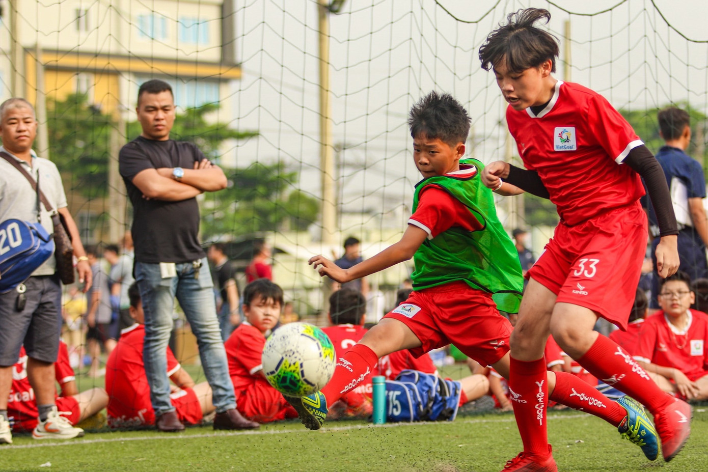 Các học viên ưu tú sau khi được tuyển chọn sẽ được đội ngũ HLV chất lượng đào tạo bài bản, hướng đến con đường trở thành cầu thủ chuyên nghiệp