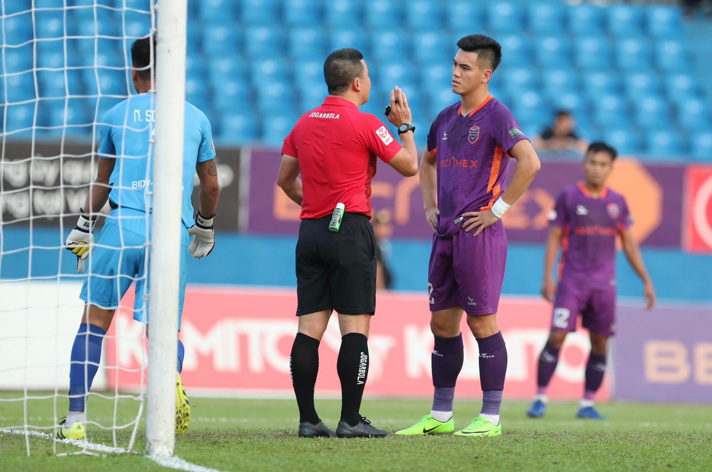 Trọng tài Hoàng Ngọc Hà cho rằng Duy Khánh của Bình Dương đã phạm lỗi với Đình Sơn của Nam Định trong khu cấm địa nên đã chỉ tay vào chấm 11m.