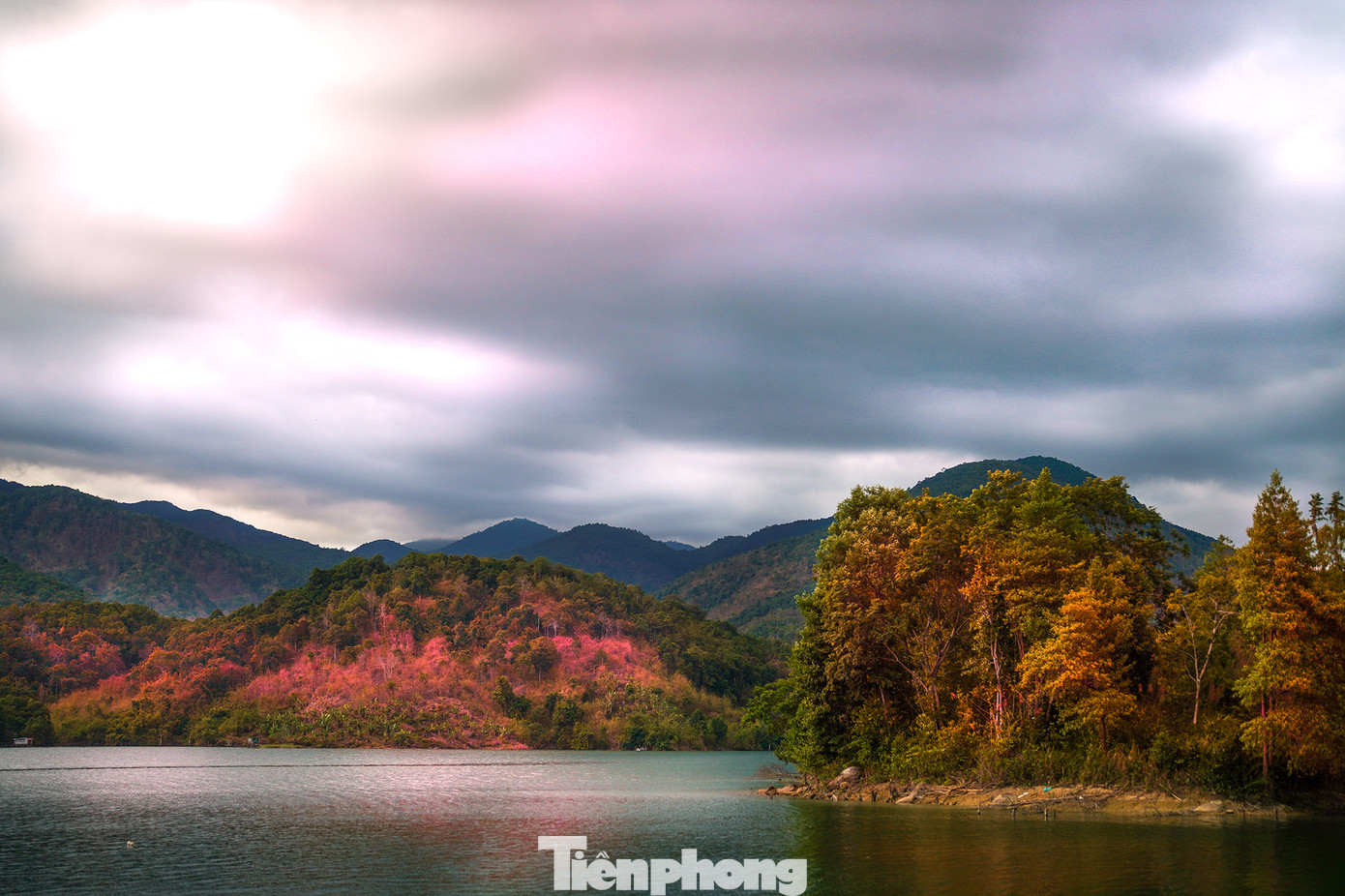 Lãng mạn hồ Đa Mi mùa khô hạn. Lãng mạn hồ Đa Mi mùa khô hạn.
