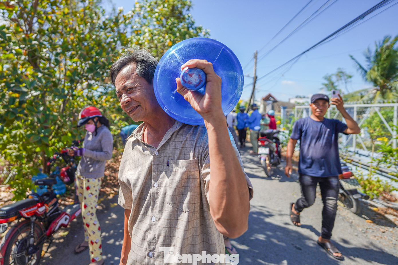Mỗi người một bình chia nhau mang về nhà. “Hai ba tháng nay rồi, nhà tôi thiếu nước trầm trọng lắm. Từ tháng 2, sau tết tới giờ có miếng nước nào đâu, nhà tôi luôn trong tình trạng thiếu nước. Nhà tôi thì chở nước ngày nào xài ngày đó, mấy chú mạnh thường quân chở nước xuống nữa thì xin tiếp. Hôm nay, tôi xin được bình nước 20 lít này ưu tiên pha sữa cho con với nấu ăn”, chị Nguyễn Thị Ngọc Yến (ngụ ấp Tân Chánh, xã Tân Tập, huyện Cần Giuộc) kể.