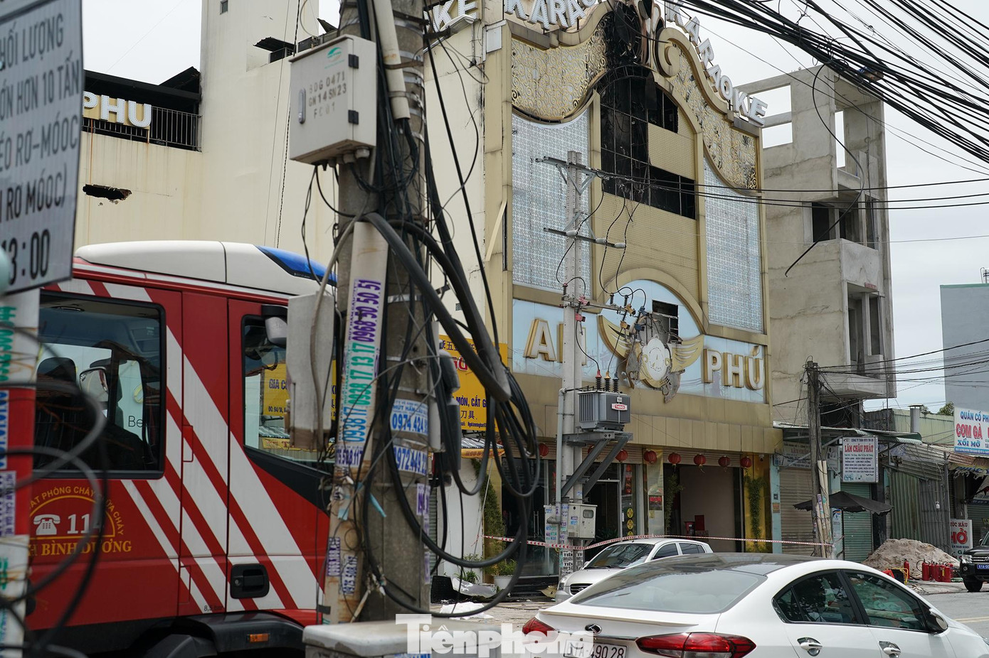 Quán karaoke An Phú có những giấy tờ liên quan sau: Giấy chứng nhận đăng ký kinh doanh số 46F8029222 do UBND thị xã (nay là thành phố) Thuận An cấp đổi ngày 7/9/2016; giấy chứng nhận đủ điều kiện an ninh, trật tự do Công an thành phố Thuận An cấp ngày 31/7/2017; giấy chứng nhận thẩm duyệt thiết kế về phòng cháy và chữa cháy số 93 do Sở Cảnh sát Phòng cháy chữa cháy tỉnh Bình Dương cấp ngày 8/2/2017; giấy phép kinh doanh karaoke do UBND thành phố Thuận An cấp ngày 15/11/2016; Biên bản kiểm tra an toàn về phòng cháy, chữa cháy tại cơ sở vào các năm 2019, 2021, 2022. Quán karaoke An Phú có những giấy tờ liên quan sau: Giấy chứng nhận đăng ký kinh doanh số 46F8029222 do UBND thị xã (nay là thành phố) Thuận An cấp đổi ngày 7/9/2016; giấy chứng nhận đủ điều kiện an ninh, trật tự do Công an thành phố Thuận An cấp ngày 31/7/2017; giấy chứng nhận thẩm duyệt thiết kế về phòng cháy và chữa cháy số 93 do Sở Cảnh sát Phòng cháy chữa cháy tỉnh Bình Dương cấp ngày 8/2/2017; giấy phép kinh doanh karaoke do UBND thành phố Thuận An cấp ngày 15/11/2016; Biên bản kiểm tra an toàn về phòng cháy, chữa cháy tại cơ sở vào các năm 2019, 2021, 2022.