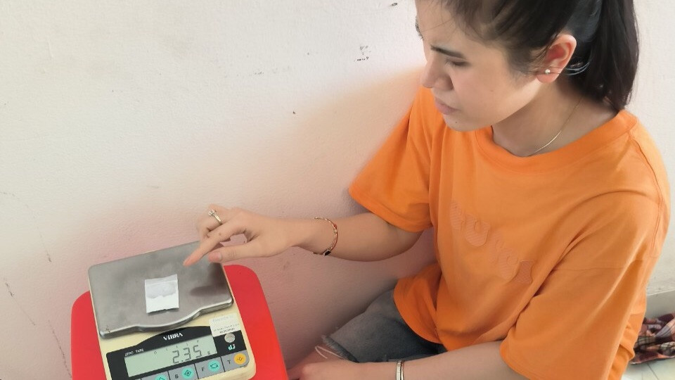 Nghi can Nguyễn Thị Thạch Thảo bên tang vật.