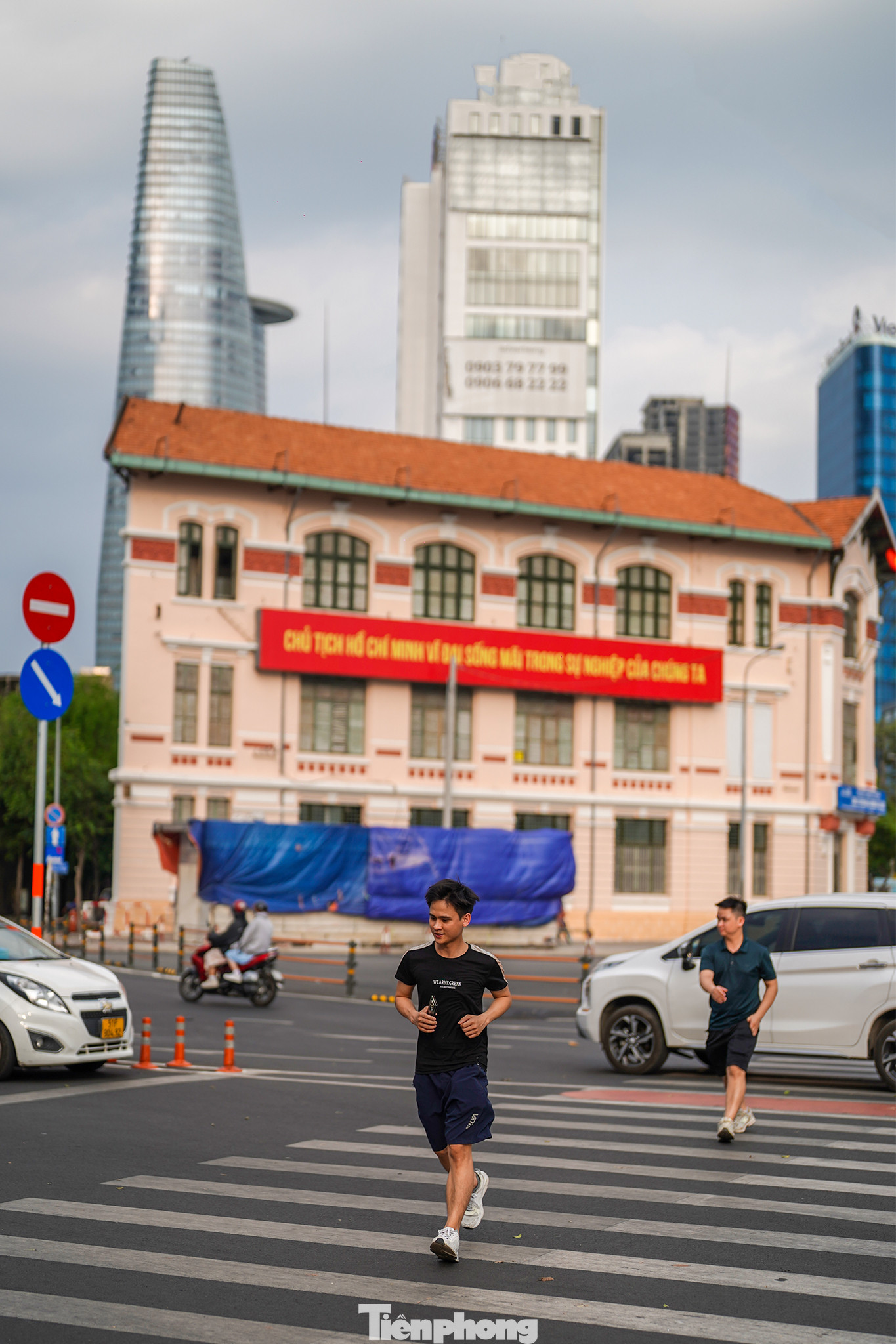 Một góc trung tâm thành phố phía trước chợ Bến Thành (quận 1) đã thông thoáng sau khi hàng rào công trường metro được tháo dỡ...