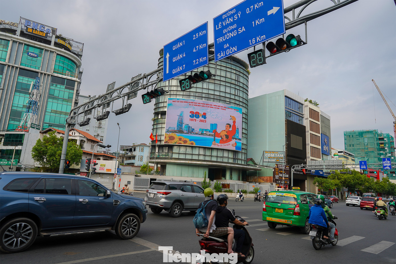 Khắp các nẻo đường TPHCM rực rỡ cờ hoa, pano, áp phích, băng rôn, khẩu hiệu chào mừng 48 năm ngày Giải phóng miền Nam, thống nhất đất nước (30/4/1975 – 30/4/2023) còn cho thấy sự phục hồi mạnh mẽ của thành phố sau đại dịch COVID-19.