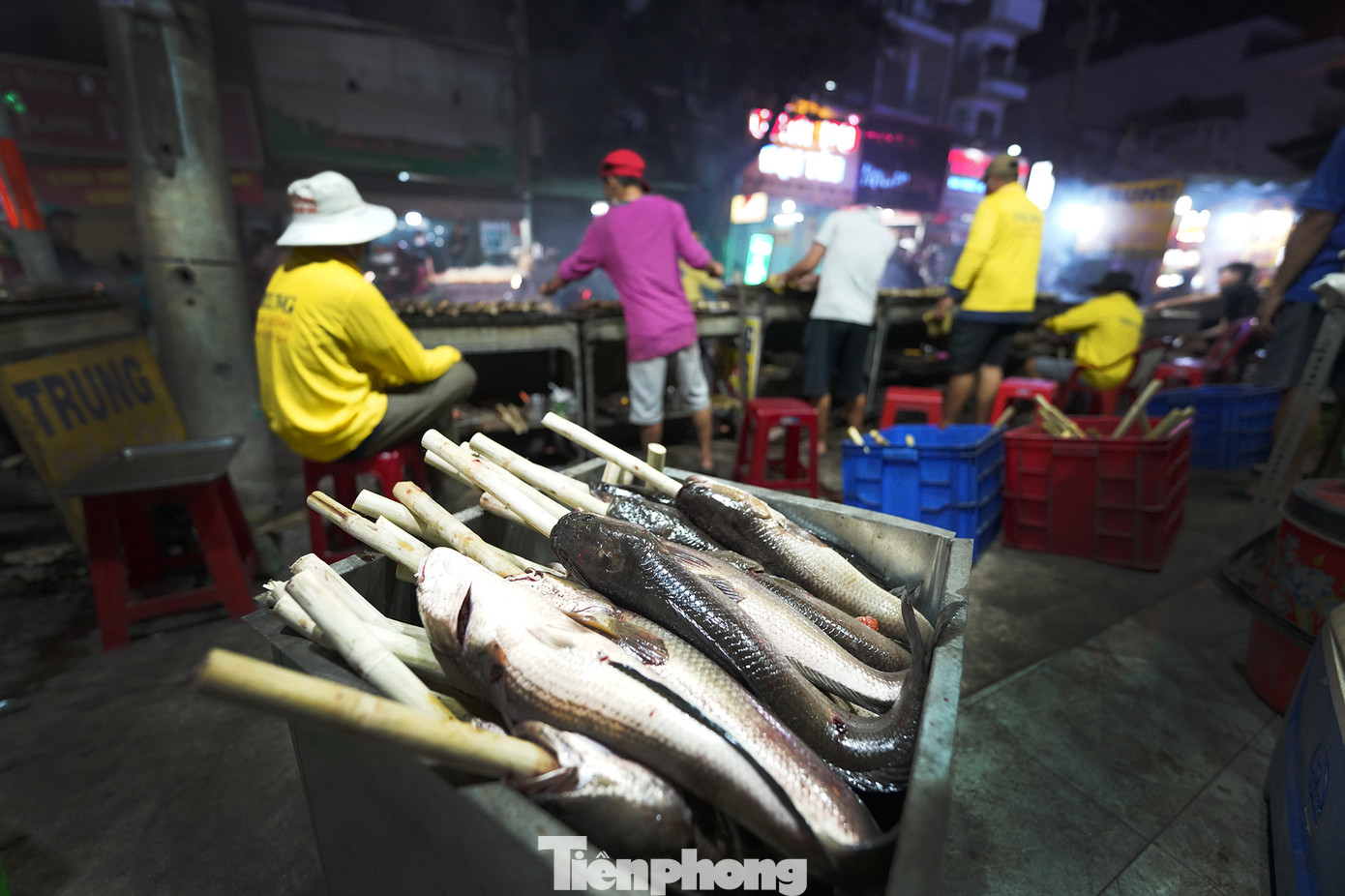 Từ chiều mùng 9 tết, các nhân viên tại cơ sở này tất bật cho những mẻ cá. Người phụ trách thu tiền cũng đeo sẵn mã QR để khách tiện thanh toán. Cá lóc nướng mía có hai loại, 200.000 và 220.000 đồng. Từ chiều mùng 9 tết, các nhân viên tại cơ sở này tất bật cho những mẻ cá. Người phụ trách thu tiền cũng đeo sẵn mã QR để khách tiện thanh toán. Cá lóc nướng mía có hai loại, 200.000 và 220.000 đồng.