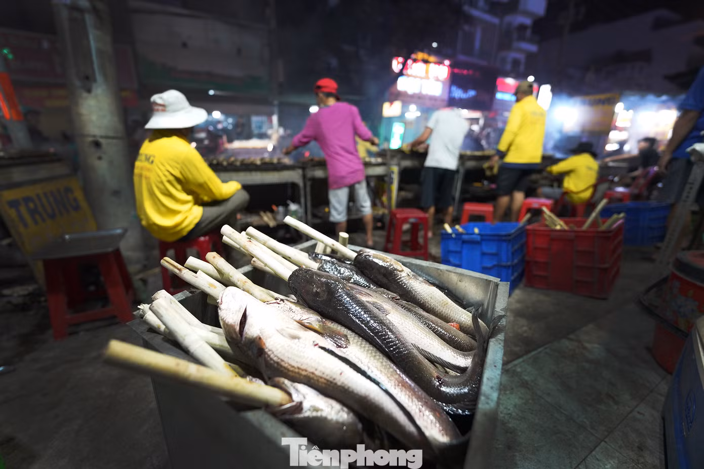 Từ chiều mùng 9 tết, các nhân viên tại cơ sở này tất bật cho những mẻ cá. Người phụ trách thu tiền cũng đeo sẵn mã QR để khách tiện thanh toán. Cá lóc nướng mía có hai loại, 200.000 và 220.000 đồng.