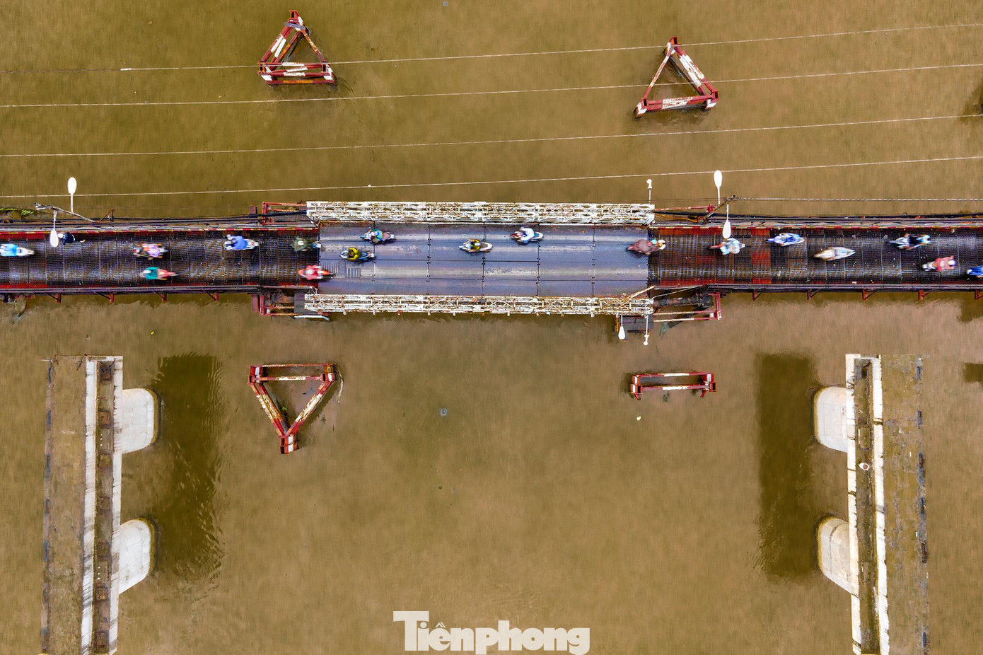 Nhưng đến giữa năm 2022, cầu vẫn chưa hoàn thành. Tại công trường, chỉ có 7 trụ cầu bê tông đã được thi công xây dựng, trong đó có hai trụ giữa sông. Nhưng đến giữa năm 2022, cầu vẫn chưa hoàn thành. Tại công trường, chỉ có 7 trụ cầu bê tông đã được thi công xây dựng, trong đó có hai trụ giữa sông.