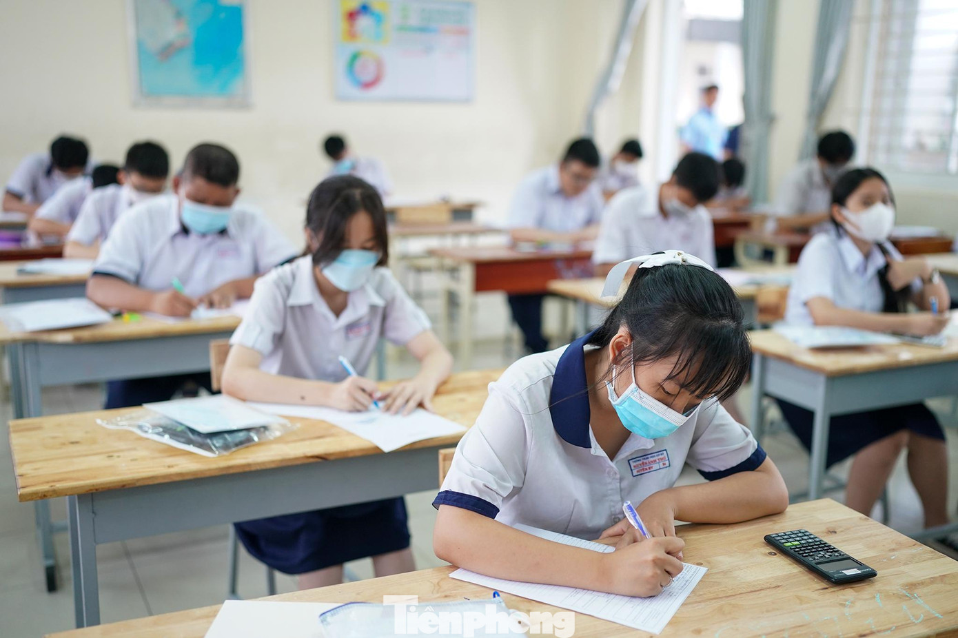 Thí sinh bị đình chỉ phải nộp bài thi, đề thi, giấy thi, ra khỏi phòng thi ngay sau khi có quyết định và không được thi các môn tiếp theo. Các em chỉ được ra khỏi khu vực thi sau khi hết 2/3 thời gian làm bài thi tự luận.