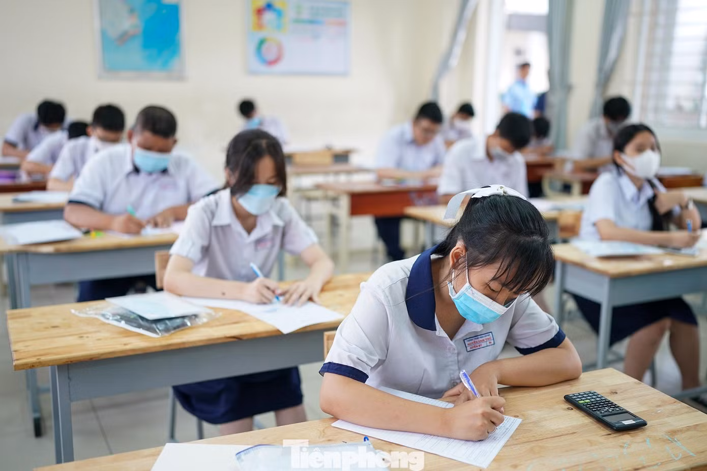 Thí sinh bị đình chỉ phải nộp bài thi, đề thi, giấy thi, ra khỏi phòng thi ngay sau khi có quyết định và không được thi các môn tiếp theo. Các em chỉ được ra khỏi khu vực thi sau khi hết 2/3 thời gian làm bài thi tự luận.