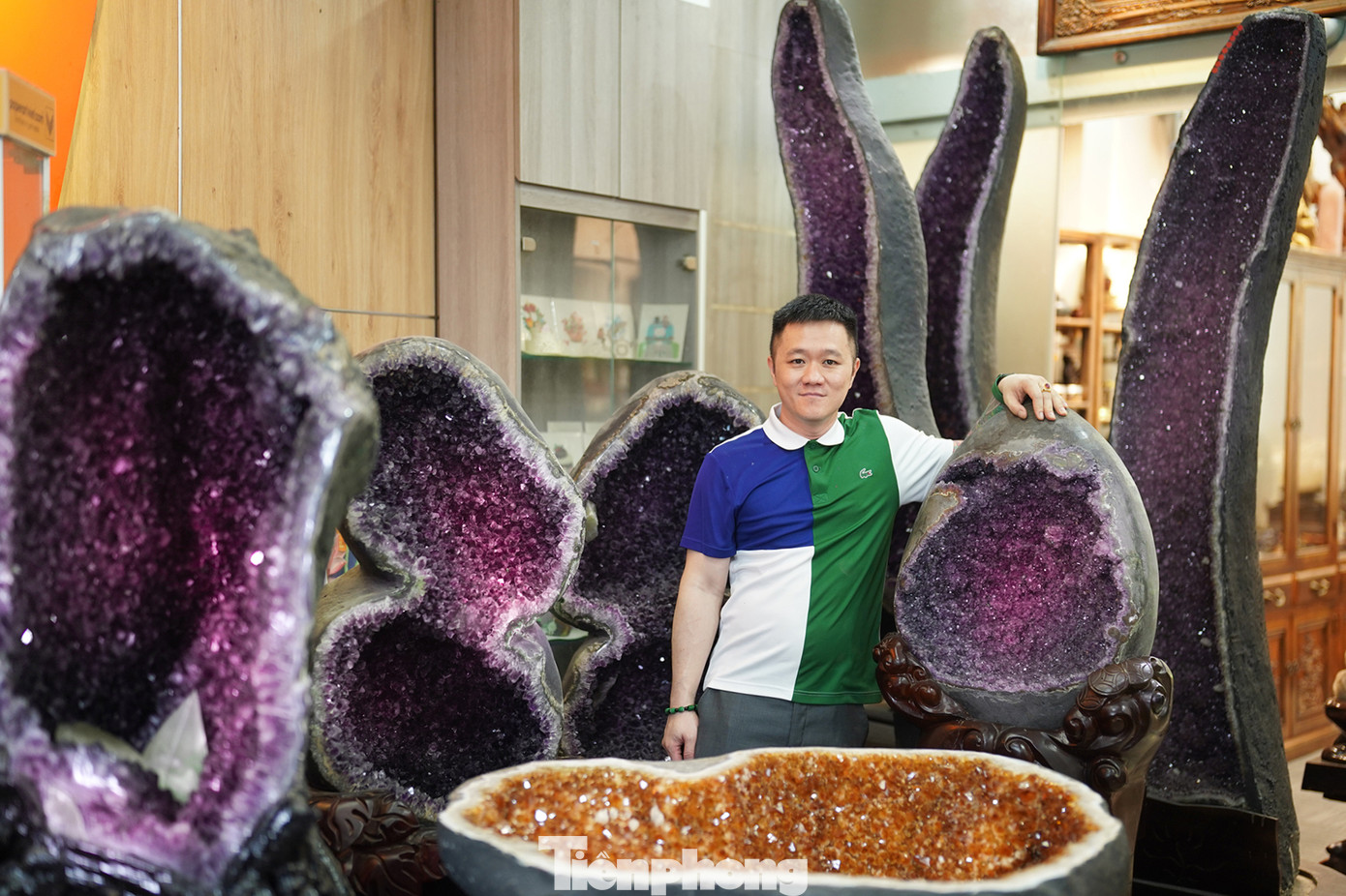 Anh Khoa cho biết, gần 10 năm sưu tập, anh sở hữu hàng ngàn tác phẩm, sản phẩm từ đá quý các loại.