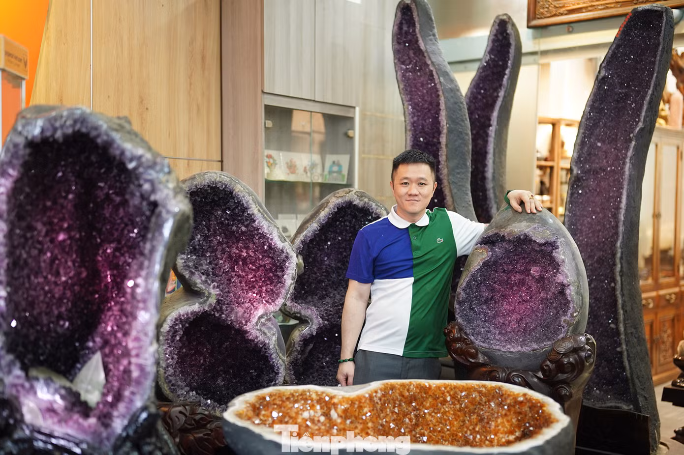 Anh Khoa cho biết, gần 10 năm sưu tập, anh sở hữu hàng ngàn tác phẩm, sản phẩm từ đá quý các loại.