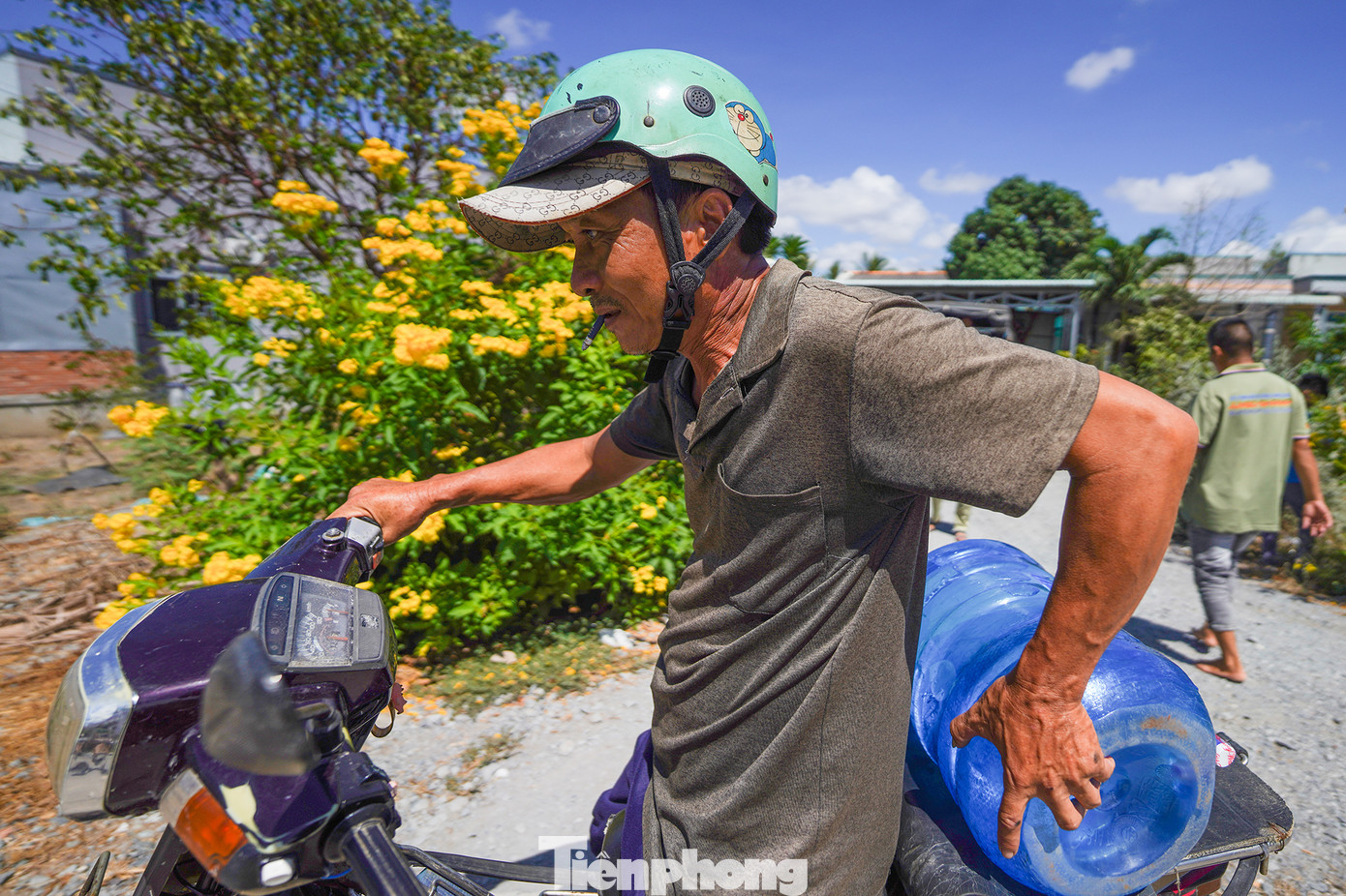 Người dân ấp Tân Chánh nâng cao ý thức sẻ chia, chỉ nhận mỗi người một bình nước.