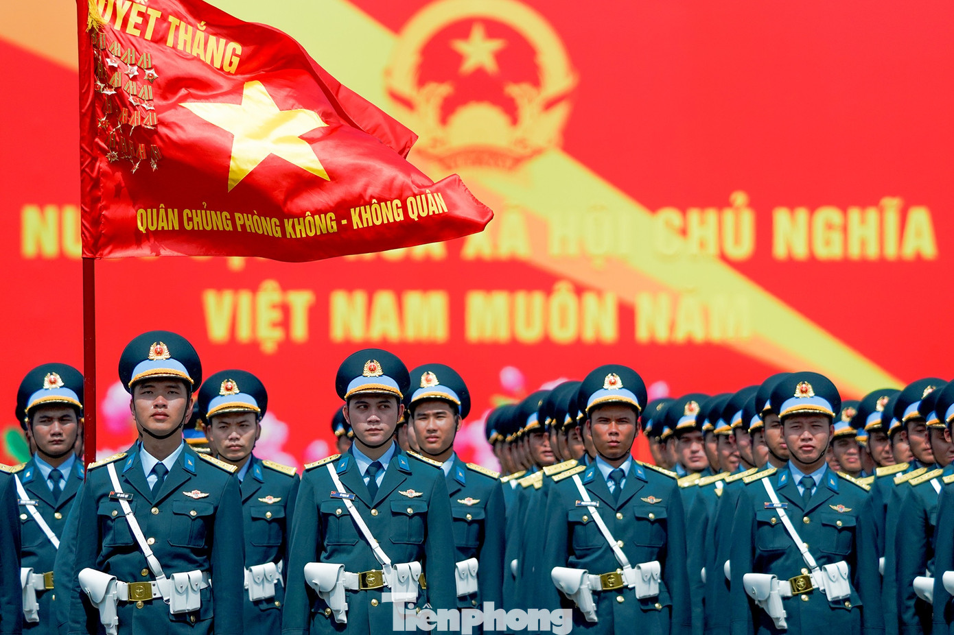 Đội danh dự Quân chủng Phòng không - Không quân luyện tập đội hình dưới tiết trời oi bức của Đồng Nai.