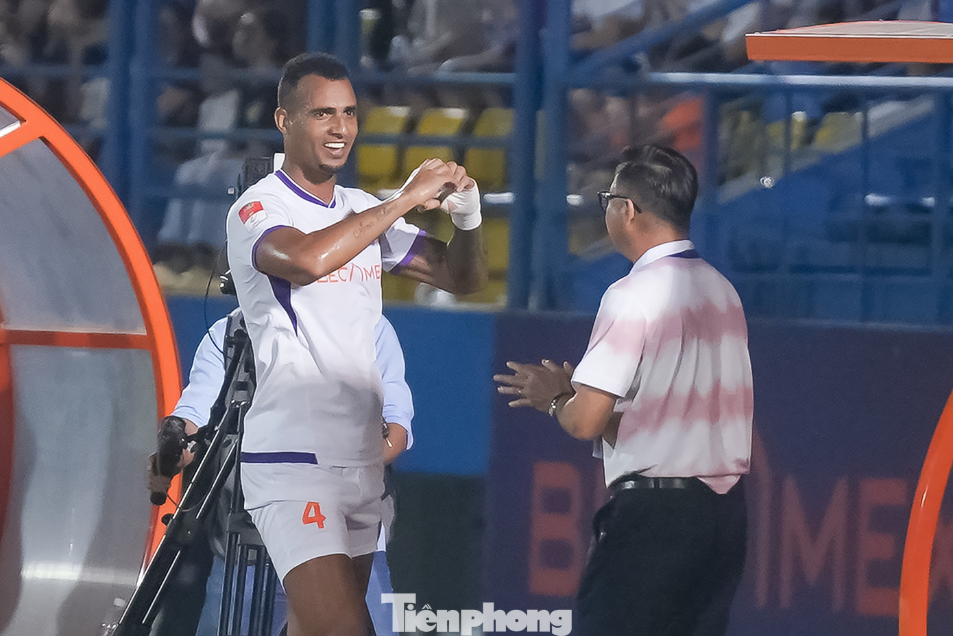 Trung vệ số 4 chia vui với HLV Lê Huỳnh Đức.