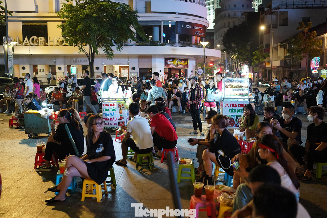 Đội ngũ bán hàng rong tranh chỗ với người dân, để ghế kín cả con phố.