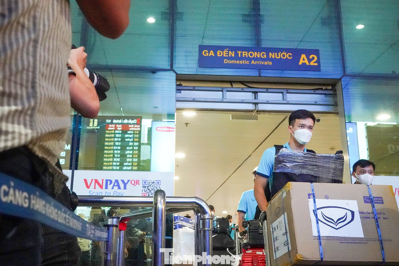 Hoàng Đức dẫn đầu nhóm đội tuyển Việt Nam rời khu vực lấy hành lý sân bay Tân Sơn Nhất. Hoàng Đức dẫn đầu nhóm đội tuyển Việt Nam rời khu vực lấy hành lý sân bay Tân Sơn Nhất.