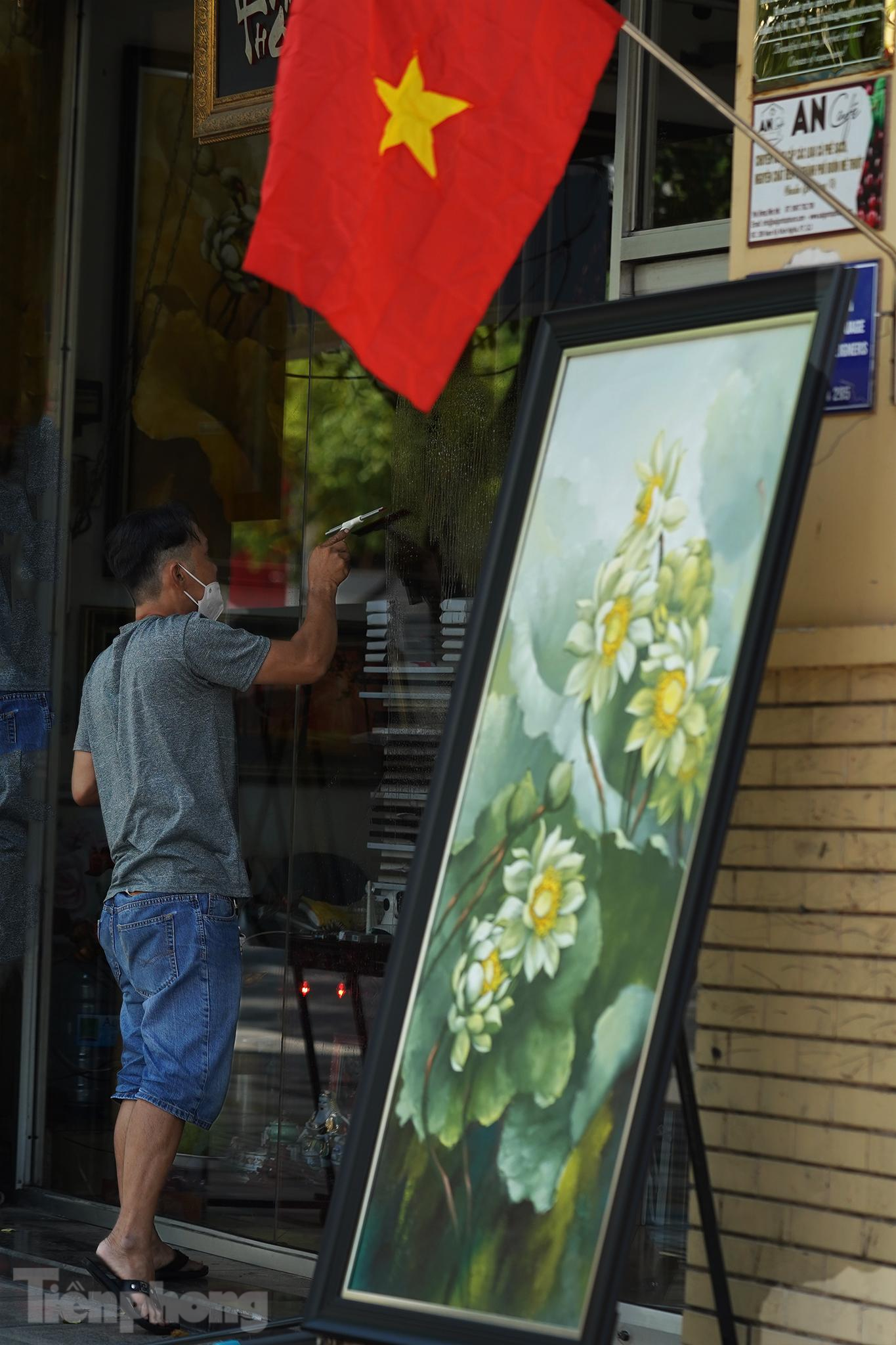Trên đường Nam Kỳ Khởi Nghĩa (quận 3), một vài người dân dọn dẹp, vệ sinh nhà cửa chuẩn bị đón giao thừa.