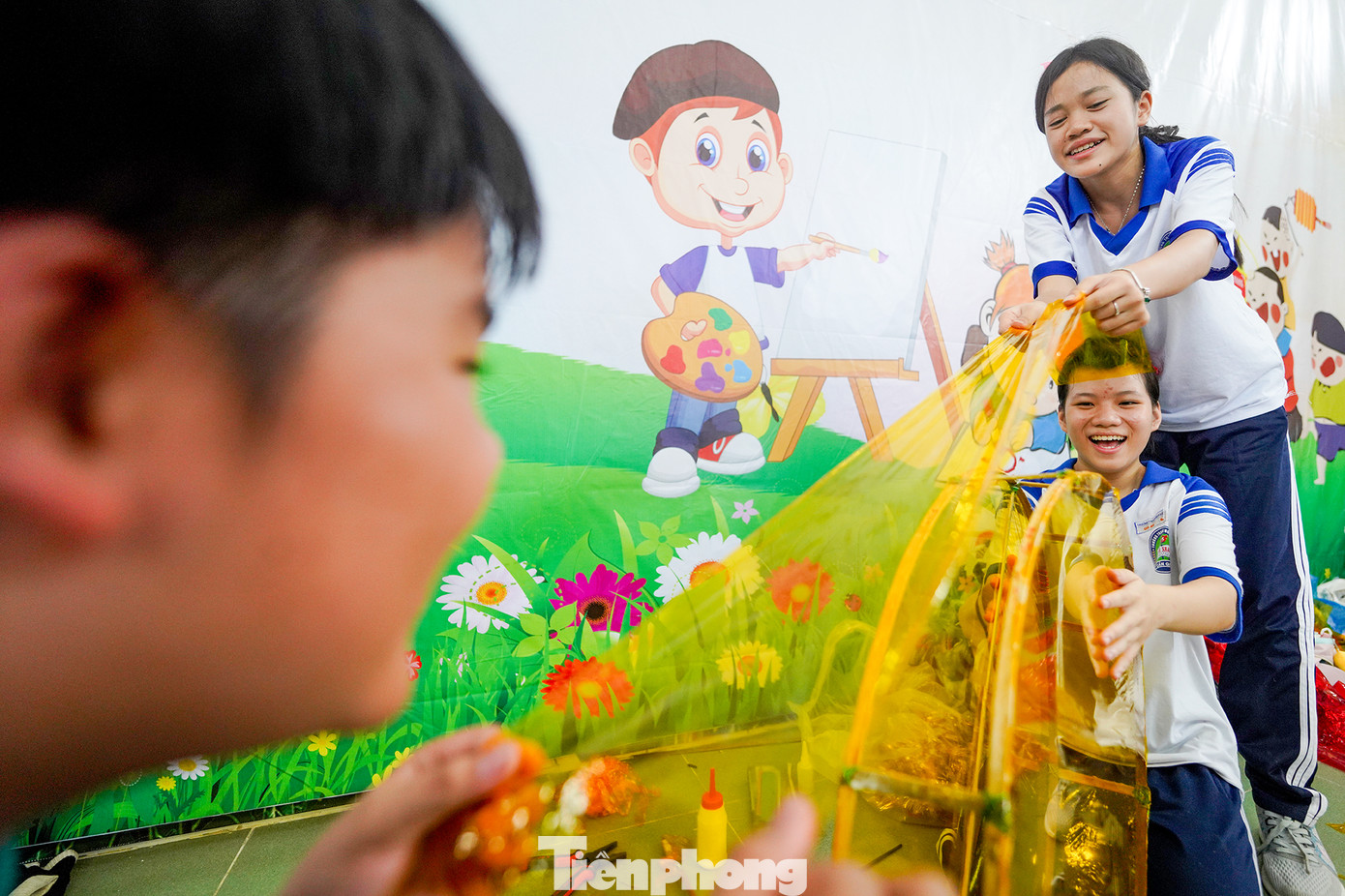 Những chiếc lồng đèn sẽ được trang trí tùy theo sự sáng tạo, mang tính thẩm mỹ và lan tỏa các thông điệp về tình yêu quê hương, đất nước …