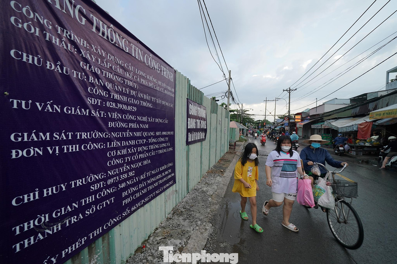 Hơn hai mươi năm, người dân huyện Nhà Bè vẫn chưa được hưởng thụ từ công trình. Việc thi công cầu chưa xong đã ảnh hưởng không nhỏ đến cuộc sống hàng ngày của người dân hai bên bờ rạch Long Kiểng. Hơn hai mươi năm, người dân huyện Nhà Bè vẫn chưa được hưởng thụ từ công trình. Việc thi công cầu chưa xong đã ảnh hưởng không nhỏ đến cuộc sống hàng ngày của người dân hai bên bờ rạch Long Kiểng.