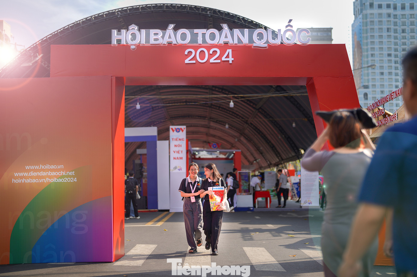 Hội báo toàn quốc năm 2024 diễn ra từ 15 đến 17-3-2024 trên trục đường Lê Lợi, quận 1, thành phố Hồ Chí Minh. Đây là sự kiện có quy mô lớn nhất từ trước đến nay, với sự góp mặt của cơ quan báo chí trung ương và địa phương, của 63 Hội Nhà báo các tỉnh, thành phố. "Đây là sự kiện báo chí có quy mô lớn nhất từ trước đến nay. Thế nên chúng em cố gắng gặp thật nhiều cô chú, anh chị làm báo để lắng nghe chia sẻ, học hỏi. Quan trọng nhất, chúng em tranh thủ thu thập thật nhiều tư liệu báo chí để trau dồi nghề nghiệp trong tương lai", bạn Võ Trần Bảo Tiên, lớp BCCQTT K22, trường Đh KHXHNV TPHCM chia sẻ. Góc chụp ảnh tại Hội báo thu hút khá đông khách tham quan. Khu vực báo chí quân đội tại Hội báo. "Tại khu vực báo chí quân đội, chúng em được nghe thuyết trình chi tiết về lịch sử hình thành, thế mạnh về tuyến đề tài quân đội, những tấm gương nhà báo nhiệt huyết", bạn Cao Thị Mỹ Dung cho biết. "Khi ra Hội báo, bản thân em mở mang thêm hiểu biết về nghề báo, bổ sung thêm kiến thức báo chí cho bản thân để làm hành trang cho tương lai. Em thấy hội báo mang đến cho em cảm giác ấm áp và nồng nàn hơi thở của tình đồng nghiệp vì em được giải đáp tất cả mọi thắc mắc từ các anh chị, cô chú", bạn Phạm Hoàng Khánh Vy, lớp BCCQTT K23, trường ĐH KHXHNV TPHCM chia sẻ. Nhà báo Từ Lương (ngoài cùng bên phải), Giám đốc Trung tâm Truyền hình Việt Nam tại TPHCM chụp ảnh lưu niệm cùng đại diện Học viện Báo chí Tuyên truyền. Gian trưng bày của báo Phụ nữ TPHCM. Nhà văn Bùi Tiểu Quyên, ban VH-VN báo Phụ nữ TPHCM trong tà áo dài tại gian trưng bày báo Phụ nữ. Phóng viên- MC Mỹ Uyên (báo Người lao động) và một học viên Học viện Hàng không tại Hội báo. Gian trưng bày của báo Pháp luật TPHCM thu hút nhiều bạn trẻ khi có buổi chia sẻ kinh nghiệm làm phóng sự điều tra của phóng viên chuyên mảng. Chị Thuý Diễm, nhân viên phòng Quảng cáo- Phát hành báo SGGP thả dáng bên tấm thư pháp vừa được tặng từ gian báo Thanh Niên "hàng xóm". Tiền Phong sẵn sàng cho Hội Báo toàn quốc 2024 14/03/2024 Nhiều sinh viên đến Hội Báo toàn quốc 2024 để giao lưu, học tập trong ngày đầu mở cửa 15/03/2024 Tác phẩm của sinh viên được triển lãm tại Hội Báo toàn quốc 2024 15/03/2024 Hoa hậu Tiểu Vy, Thanh Thủy khoe nhan sắc ngọt ngào tại Hội báo toàn quốc 2024 15/03/2024 Hội báo toàn quốc 2024 náo nhiệt, Hoa hậu Thanh Thủy - Tiểu Vy check-in sớm 15/03/2024 Hơn 100 cơ quan báo chí tham gia Hội báo toàn quốc năm 2024 07/03/2024