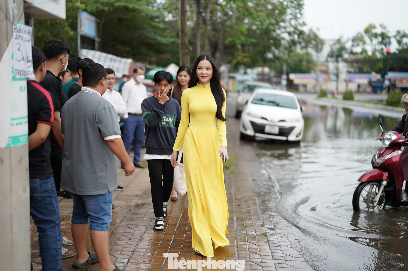 TP. Cần Thơ đang bị ảnh hưởng bởi đợt triều cường nên việc đi lại của người dân cũng bị ảnh hưởng. Tuy nhiên, Người đẹp Du lịch Cần Thơ 2019 Huỳnh Thuý Vi đã có mặt từ sớm và phải đi bộ một đoạn xa để đến trụ sở trụ sở Văn phòng Ban Đại diện Đồng bằng sông Cửu Long báo Tiền Phong vì triều cường.