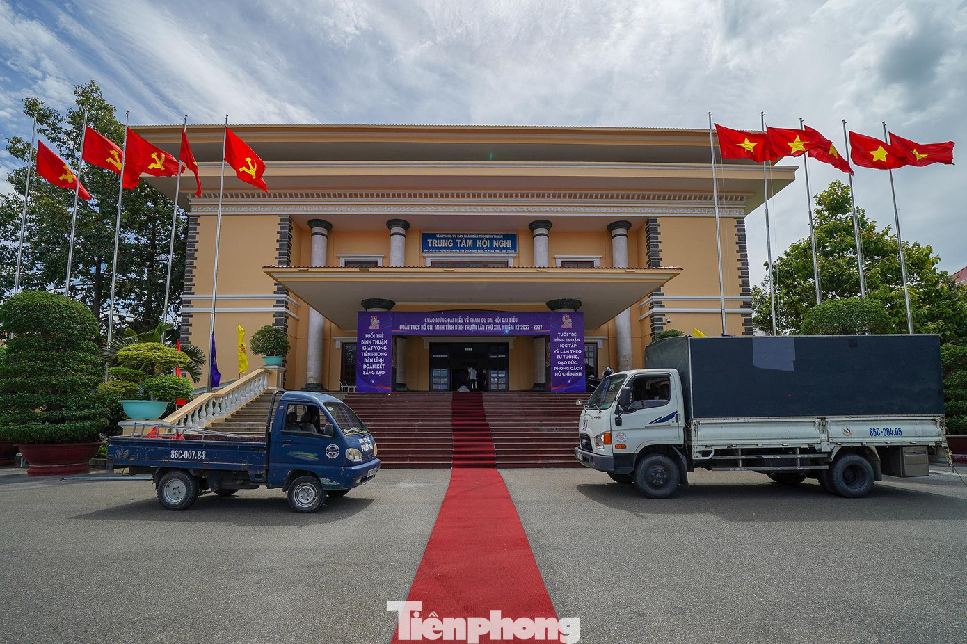 Phía trước trung tâm Hội nghị tỉnh Bình Thuận, nơi diễn ra Đại hội. Phía trước trung tâm Hội nghị tỉnh Bình Thuận, nơi diễn ra Đại hội.