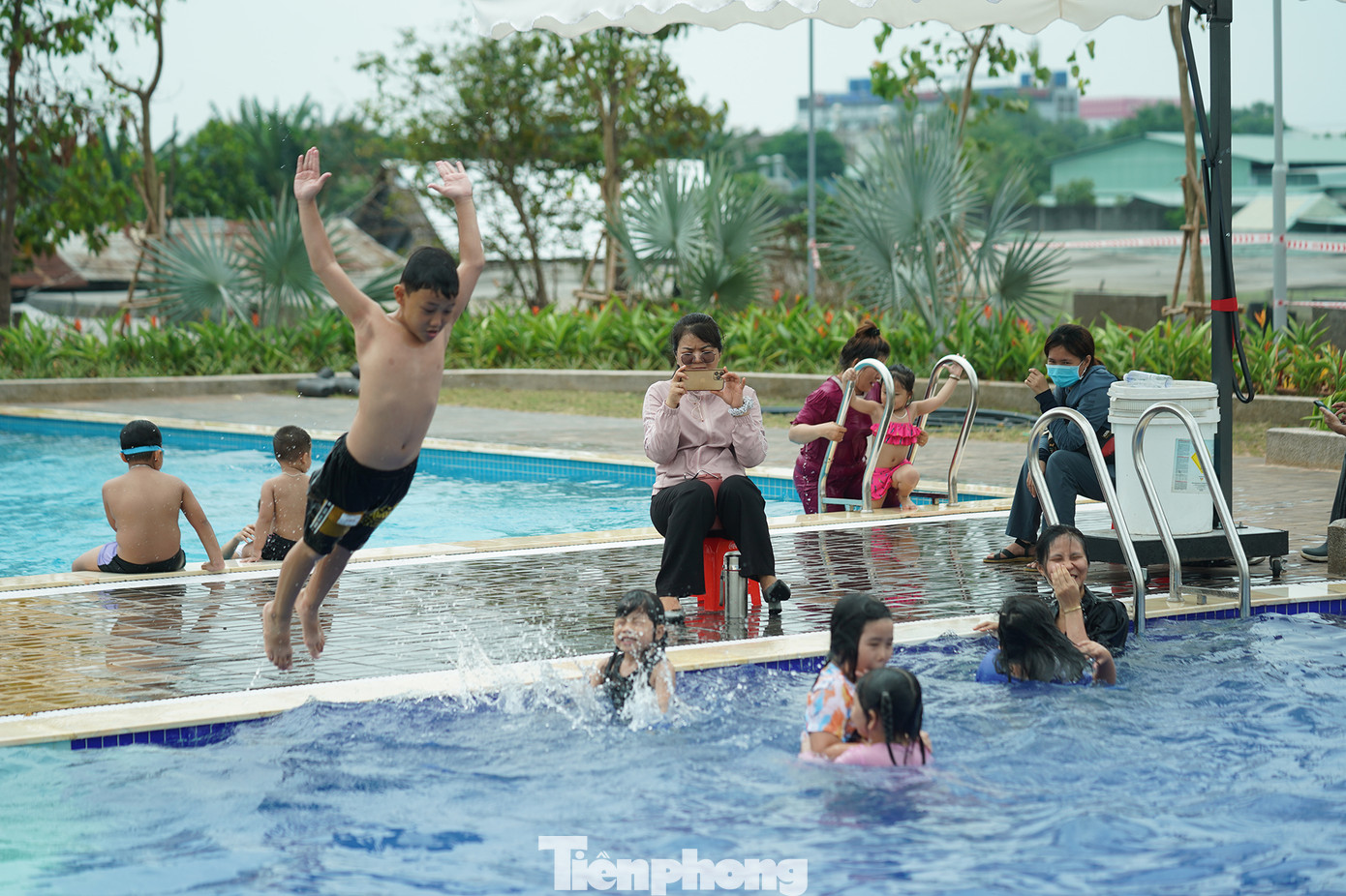 Các em nhỏ vô cùng phấn khích khi gần nhà có một khu vui chơi giải trí và cả hồ bơi lớn.