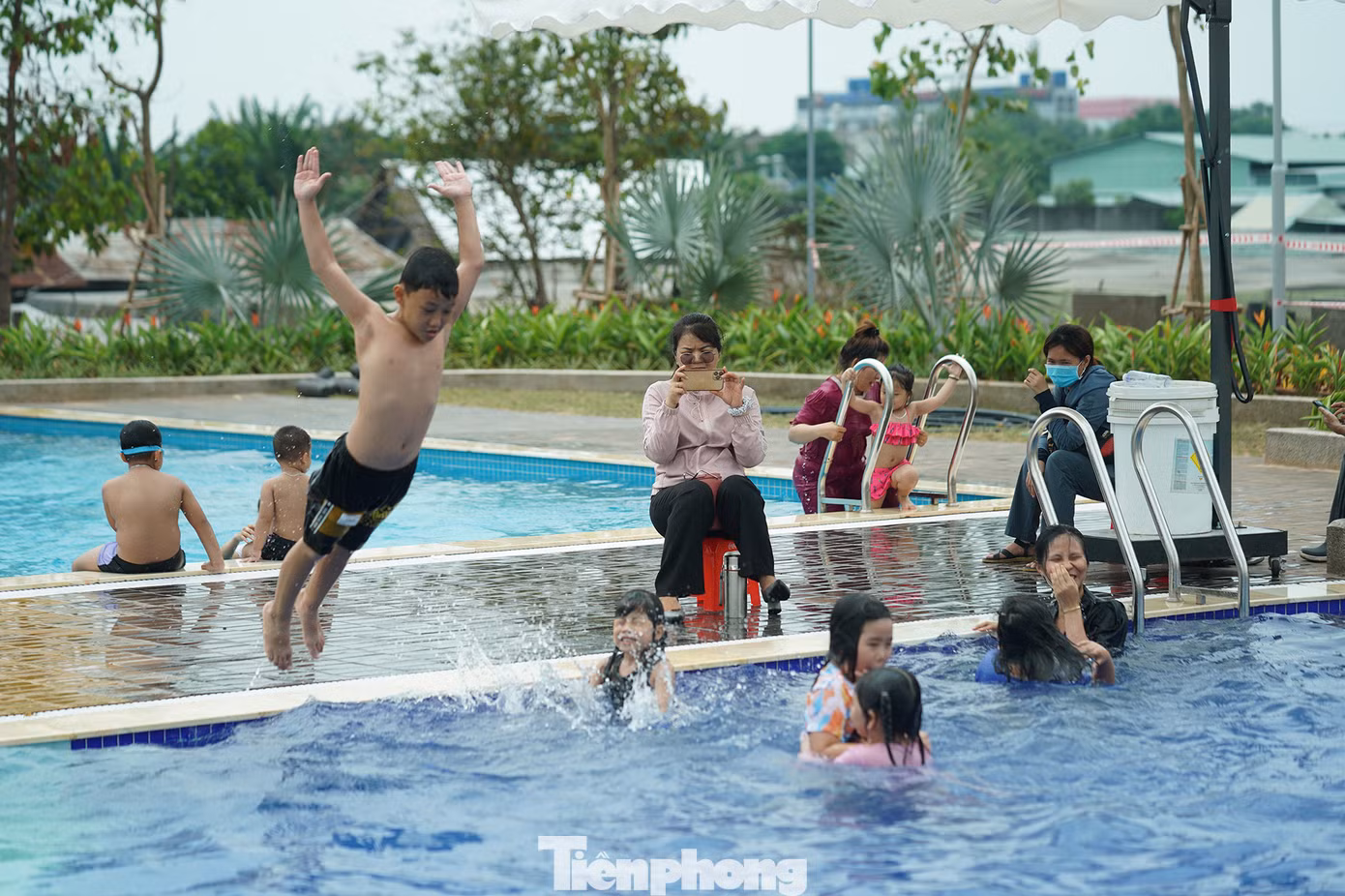 Các em nhỏ vô cùng phấn khích khi gần nhà có một khu vui chơi giải trí và cả hồ bơi lớn.