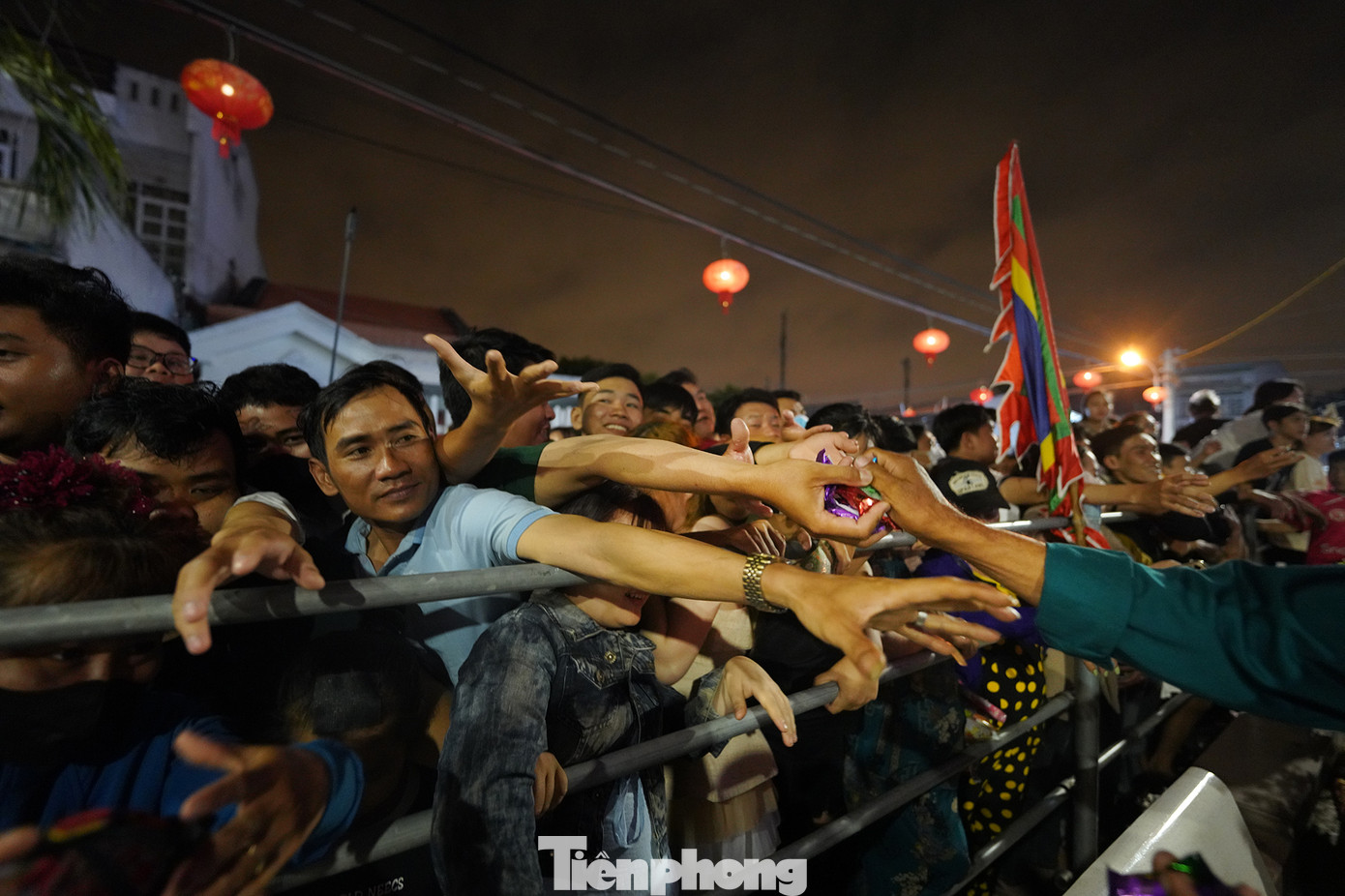 Những năm gần đây, việc phát lộc được tiến hành sớm hơn (thay vì sau 24 giờ như trước) để bảo đảm an ninh, trật tự.