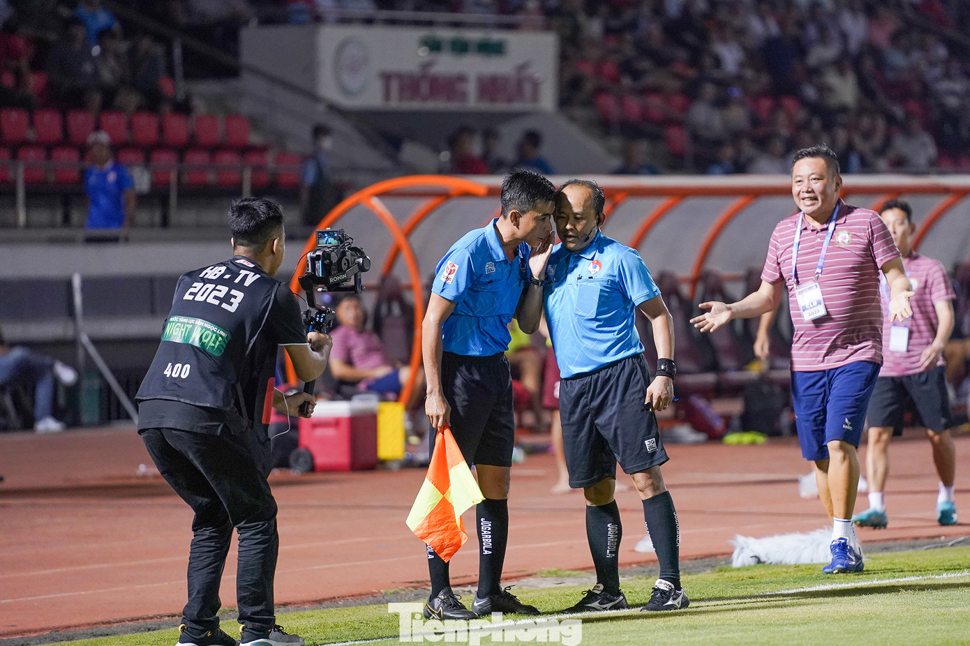 Trọng tài Vũ tham khảo riêng ý kiến của trọng tài Trung trước sự phản ứng BHL CLB Bình Định. Trọng tài Vũ tham khảo riêng ý kiến của trọng tài Trung trước sự phản ứng BHL CLB Bình Định.